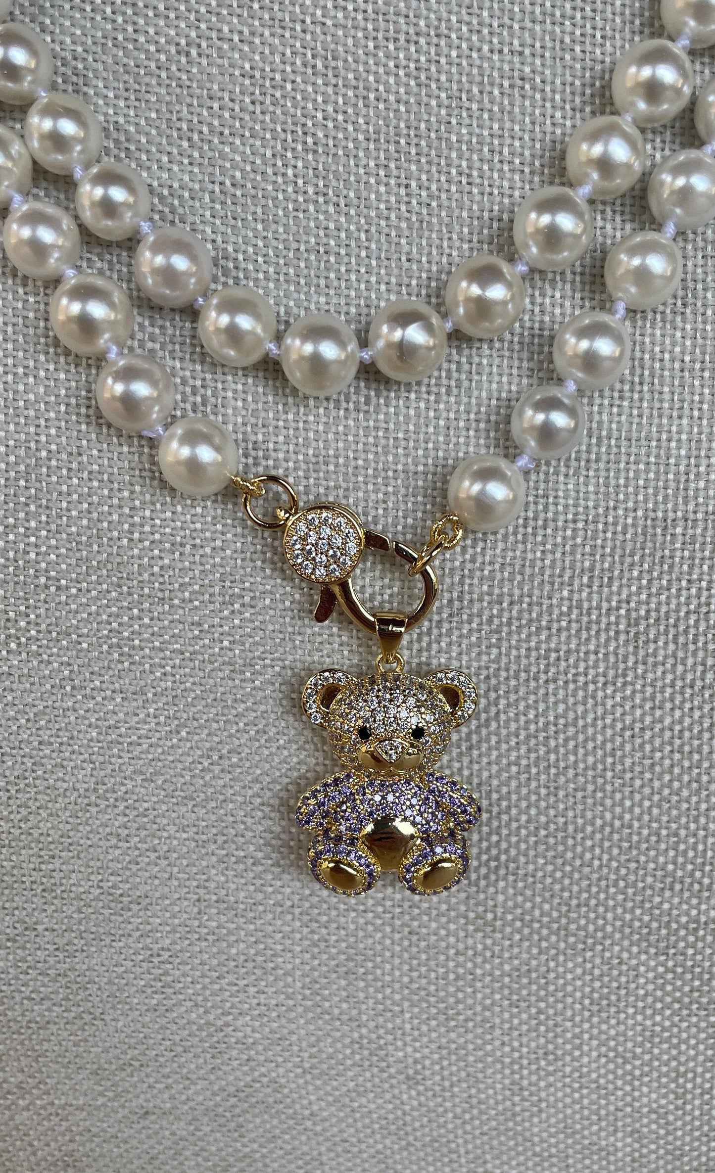 Collana lunga di perle, filo di perle Maiorca annodate a mano, chiusura gioiello, pendente Orsetto on zirconi, doppio filo.)