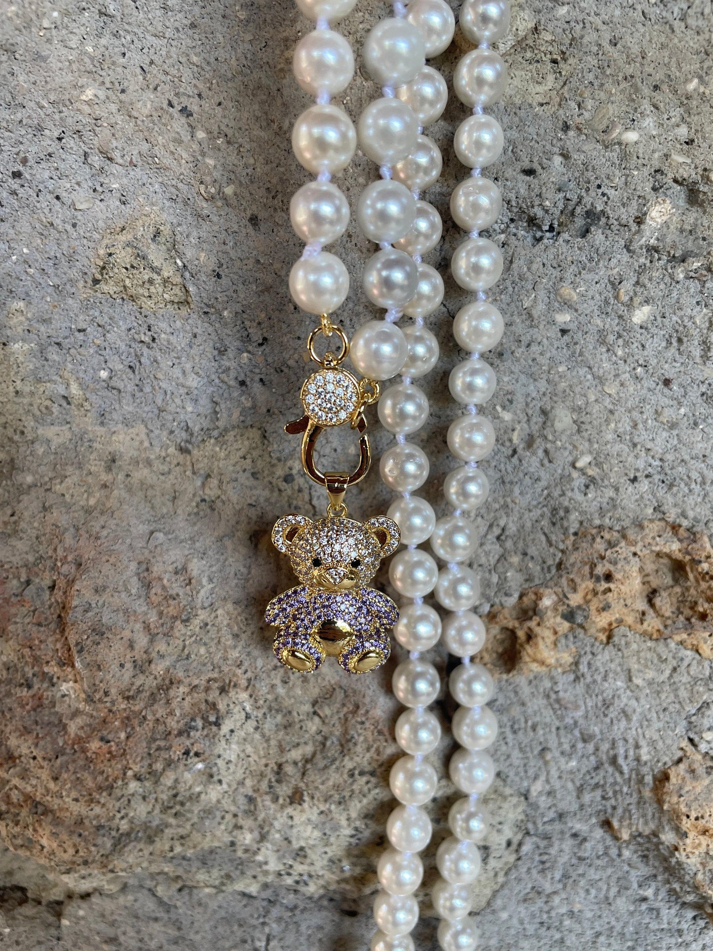 Collana lunga di perle, filo di perle Maiorca annodate a mano, chiusura gioiello, pendente Orsetto on zirconi, doppio filo.)