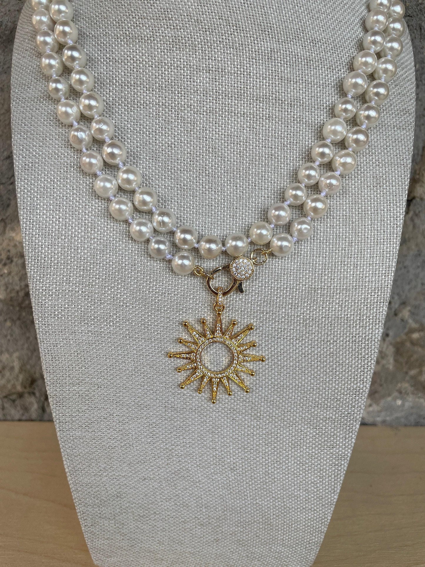 Collana lunga di perle, filo di perle Maiorca annodate a mano, chiusura gioiello, pendente Stella a 16 punte con zirconi, doppio filo.)