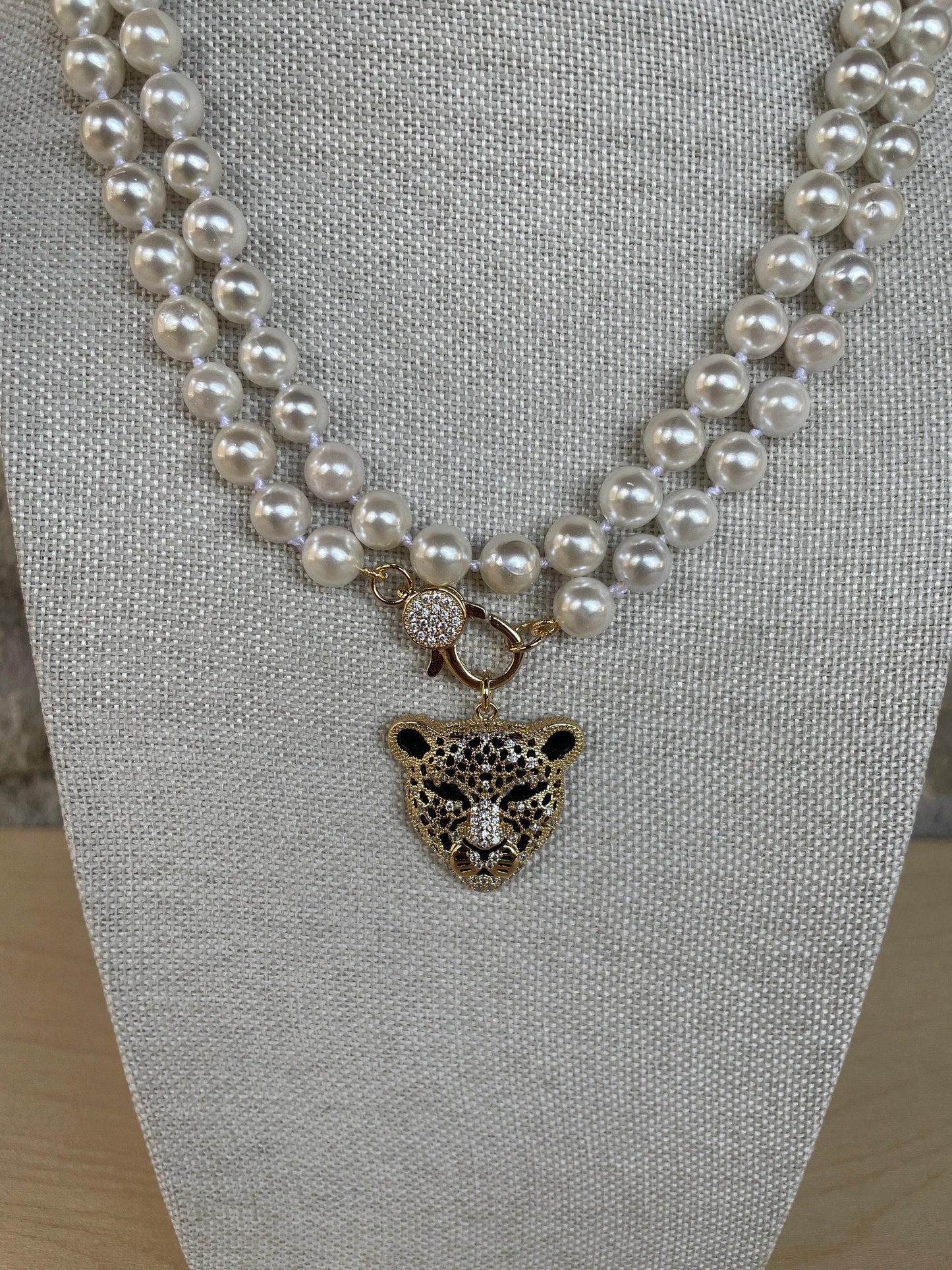 Collana lunga di perle, filo di perle Maiorca annodate a mano, chiusura gioiello, pendente Testa di Leone con zirconi, doppio filo.)