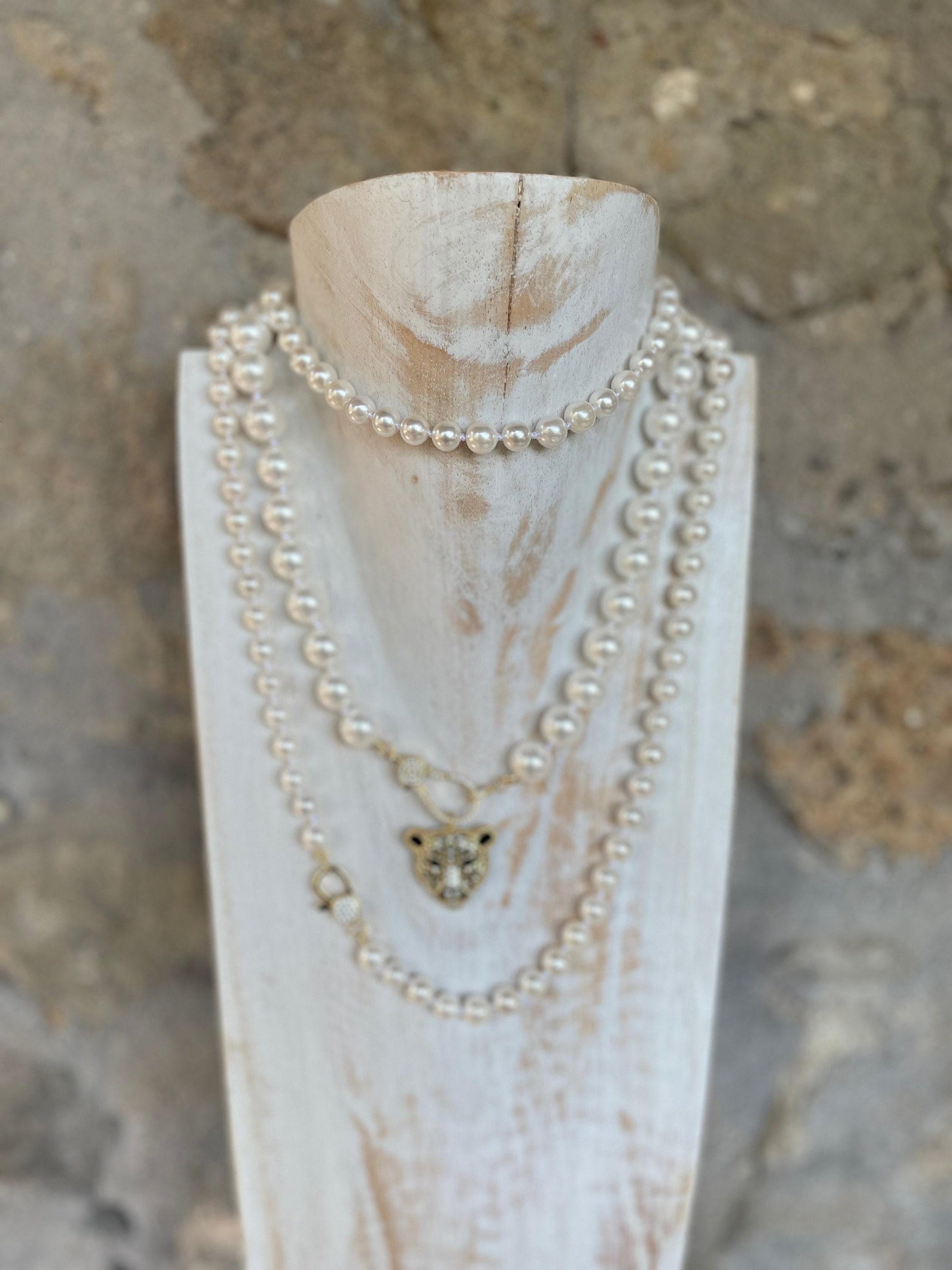 Collana di perle, girocollo con grandi perle Maiorca, collana con perle annodate a mano, pendente Testa di Leone con zirconi.)