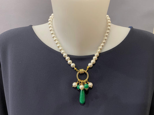 Collana di perle, girocollo con perle Maiorca, chiusura ad anello, Agata verde e perle di fiume, ciondolo a grappolo. Regalo per lei. )