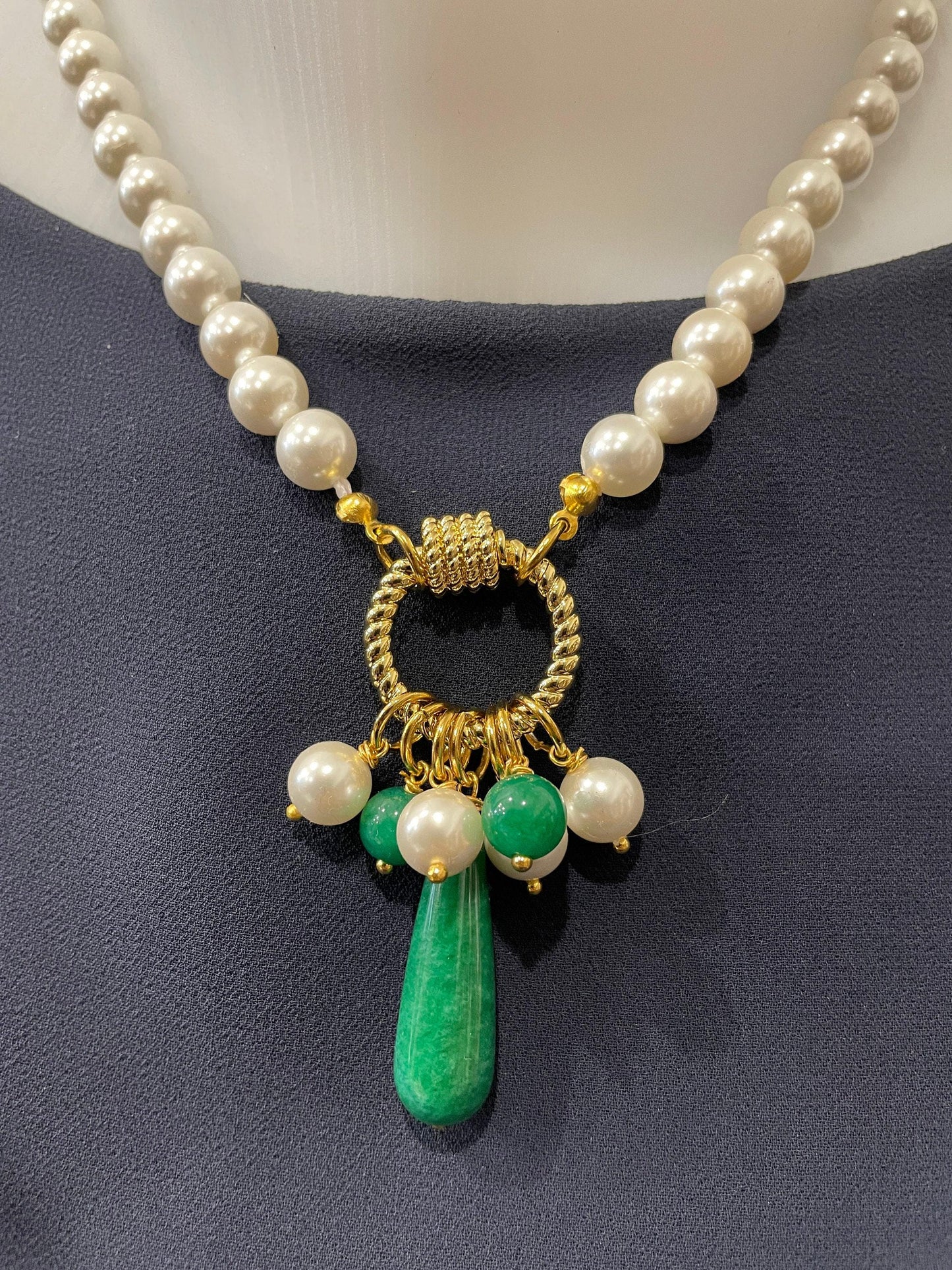 Collana di perle, girocollo con perle Maiorca, chiusura ad anello, Agata verde e perle di fiume, ciondolo a grappolo. Regalo per lei. )