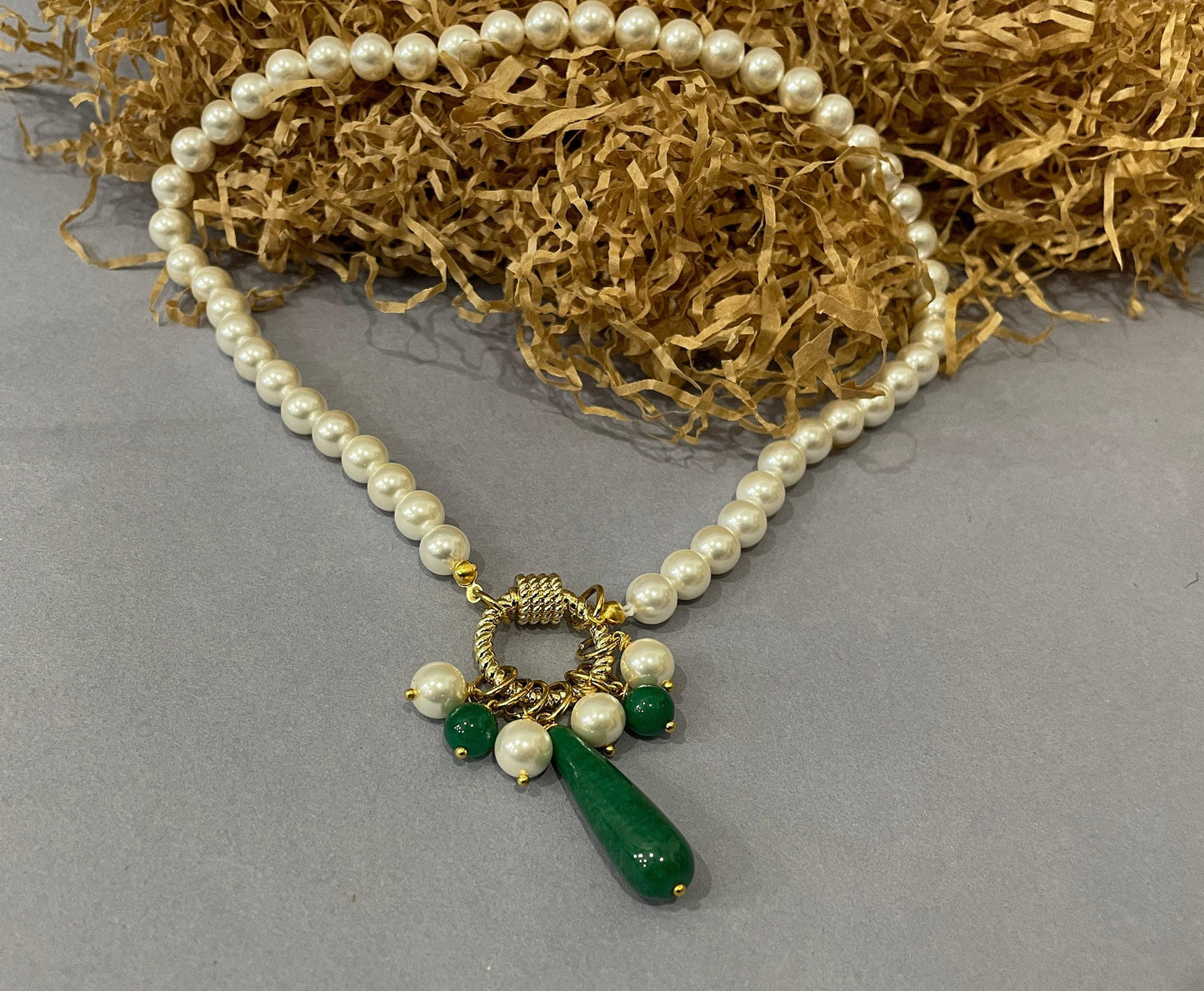 Collana di perle, girocollo con perle Maiorca, chiusura ad anello, Agata verde e perle di fiume, ciondolo a grappolo. Regalo per lei. )