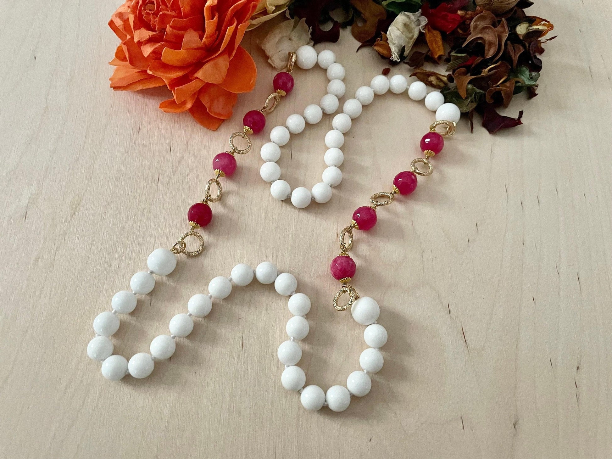 Collana lunga con perle di agata bianca e agata rosa, collana bianca.&