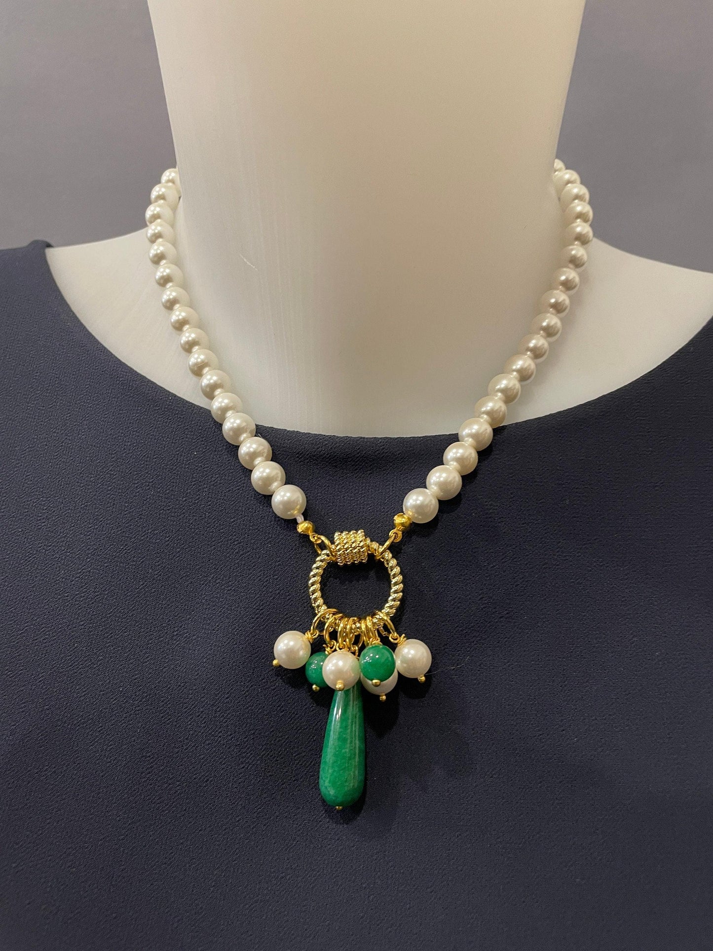 Collana di perle, girocollo con perle Maiorca, chiusura ad anello, Agata verde e perle di fiume, ciondolo a grappolo. Regalo per lei. )