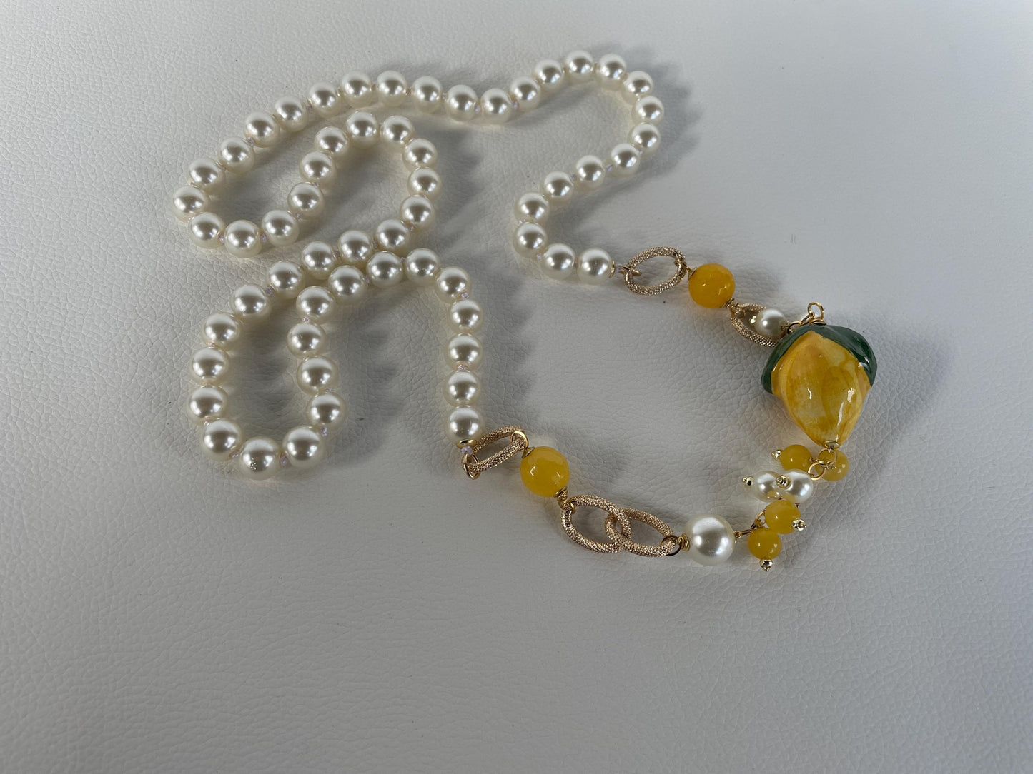 Collana siciliana, collana con perle Maiorca, collana annodata a mano, limone ceramica di Caltagirone, grappoli di perle e Agata gialla. ç