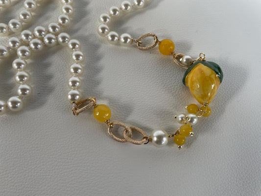 Collana siciliana, collana con perle Maiorca, collana annodata a mano, limone ceramica di Caltagirone, grappoli di perle e Agata gialla. ç