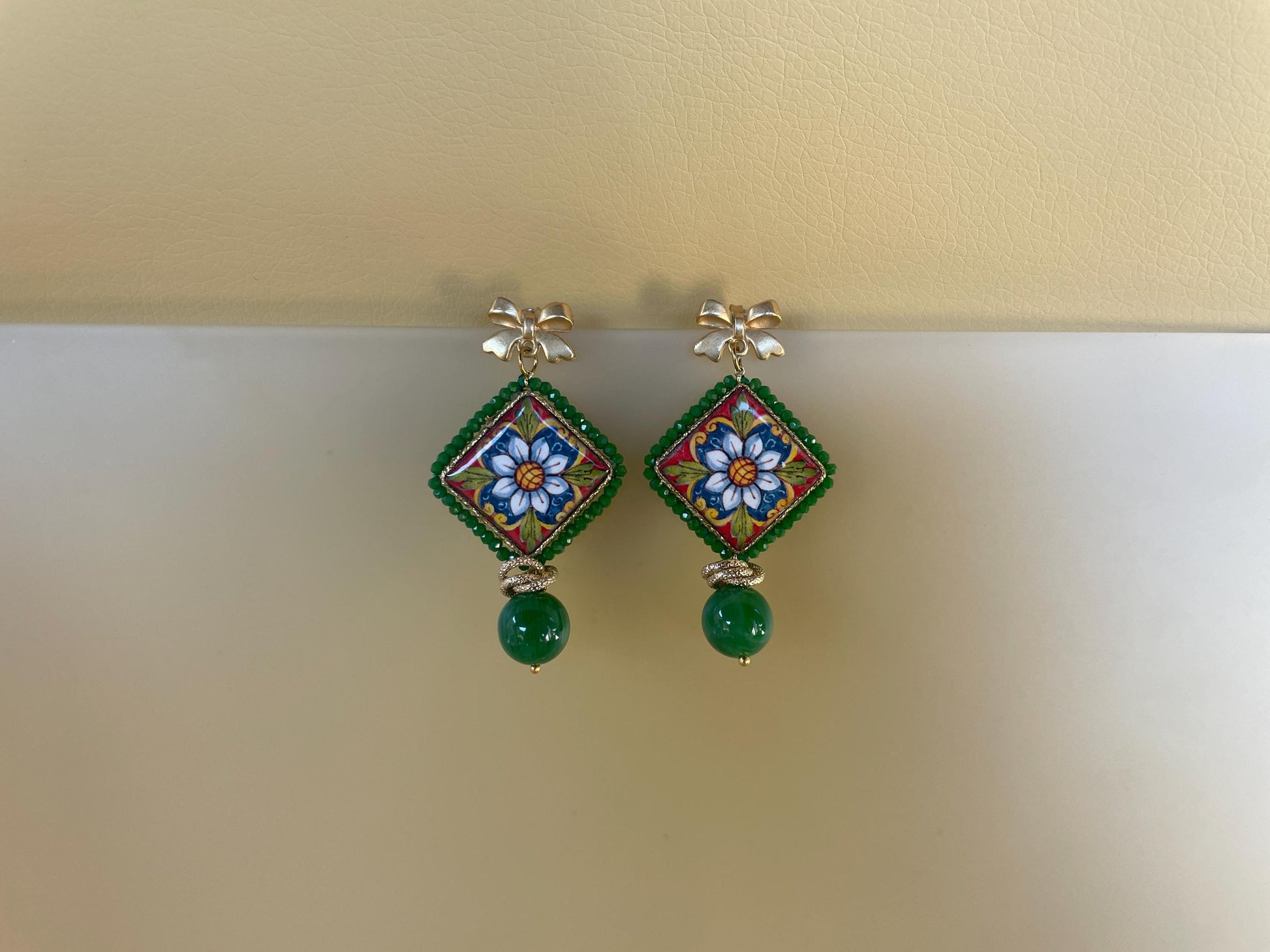 Orecchini pendenti, orecchini siciliani, mattonella ceramica di Caltagirone, orecchini maiolica, agata verde, regalo per lei. *