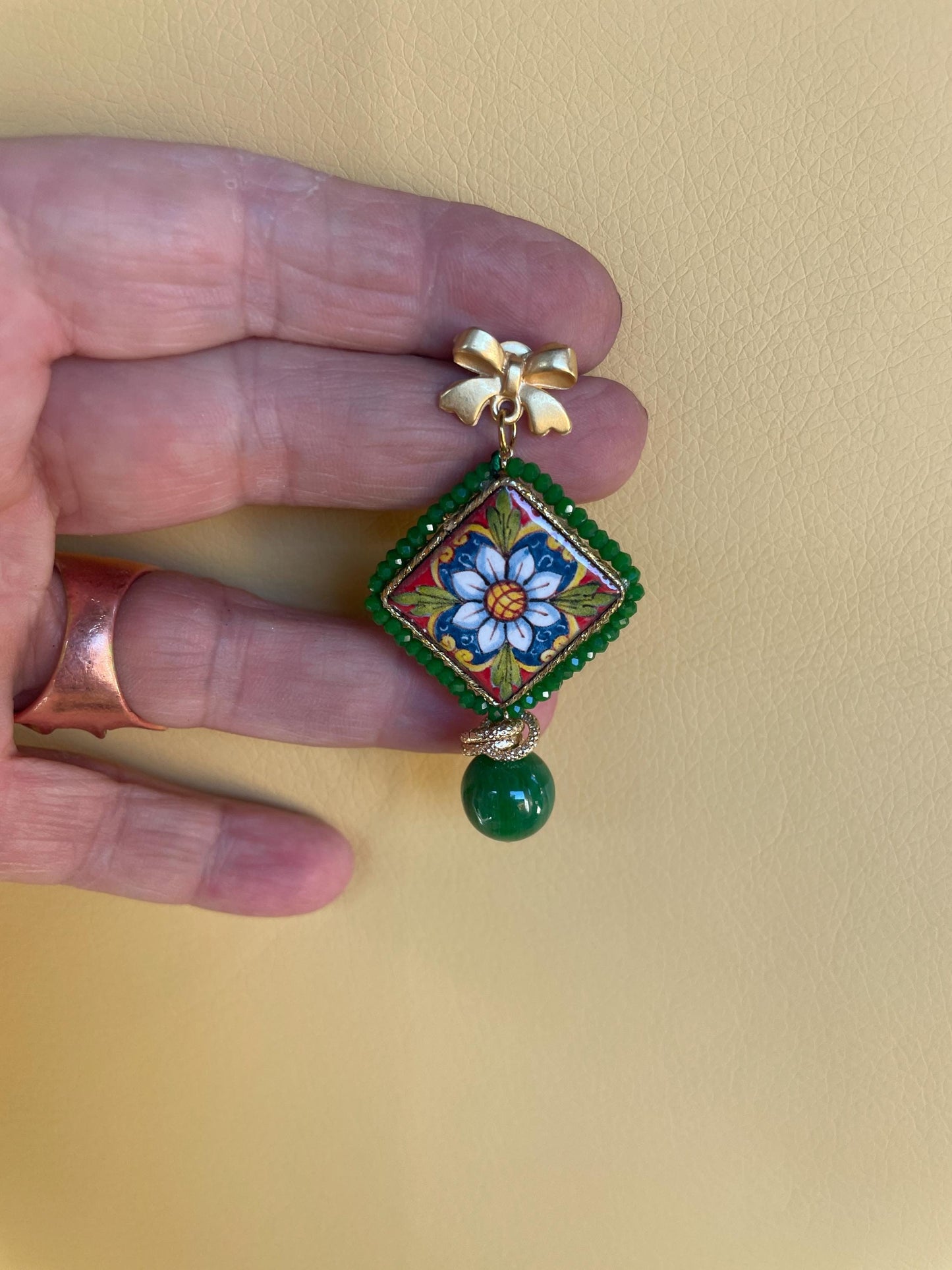 Orecchini pendenti, orecchini siciliani, mattonella ceramica di Caltagirone, orecchini maiolica, agata verde, regalo per lei. *