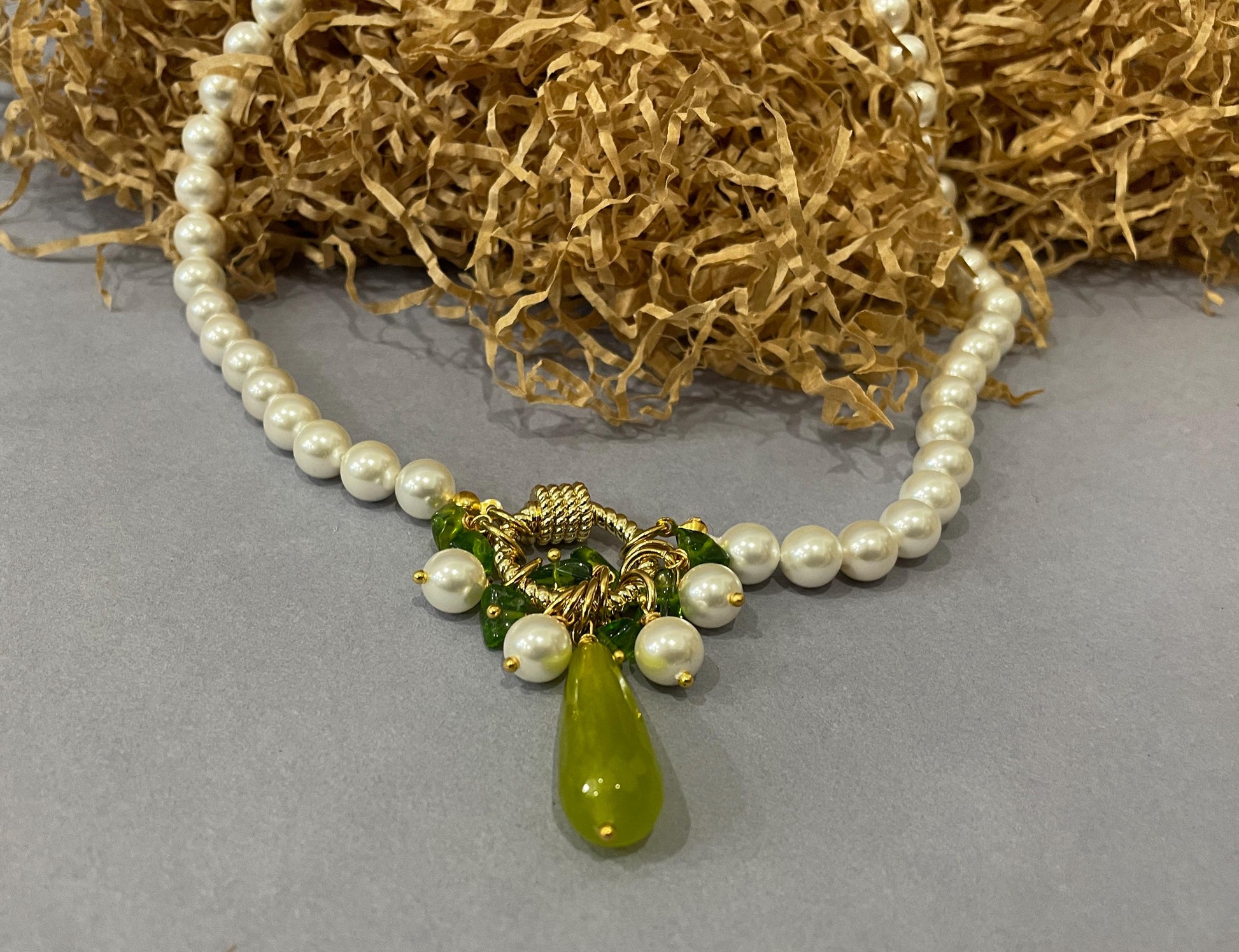 Collana di perle, girocollo con perle Maiorca, chiusura ad anello, Olivina verde e perle di fiume, ciondolo a grappolo. Regalo per lei. )