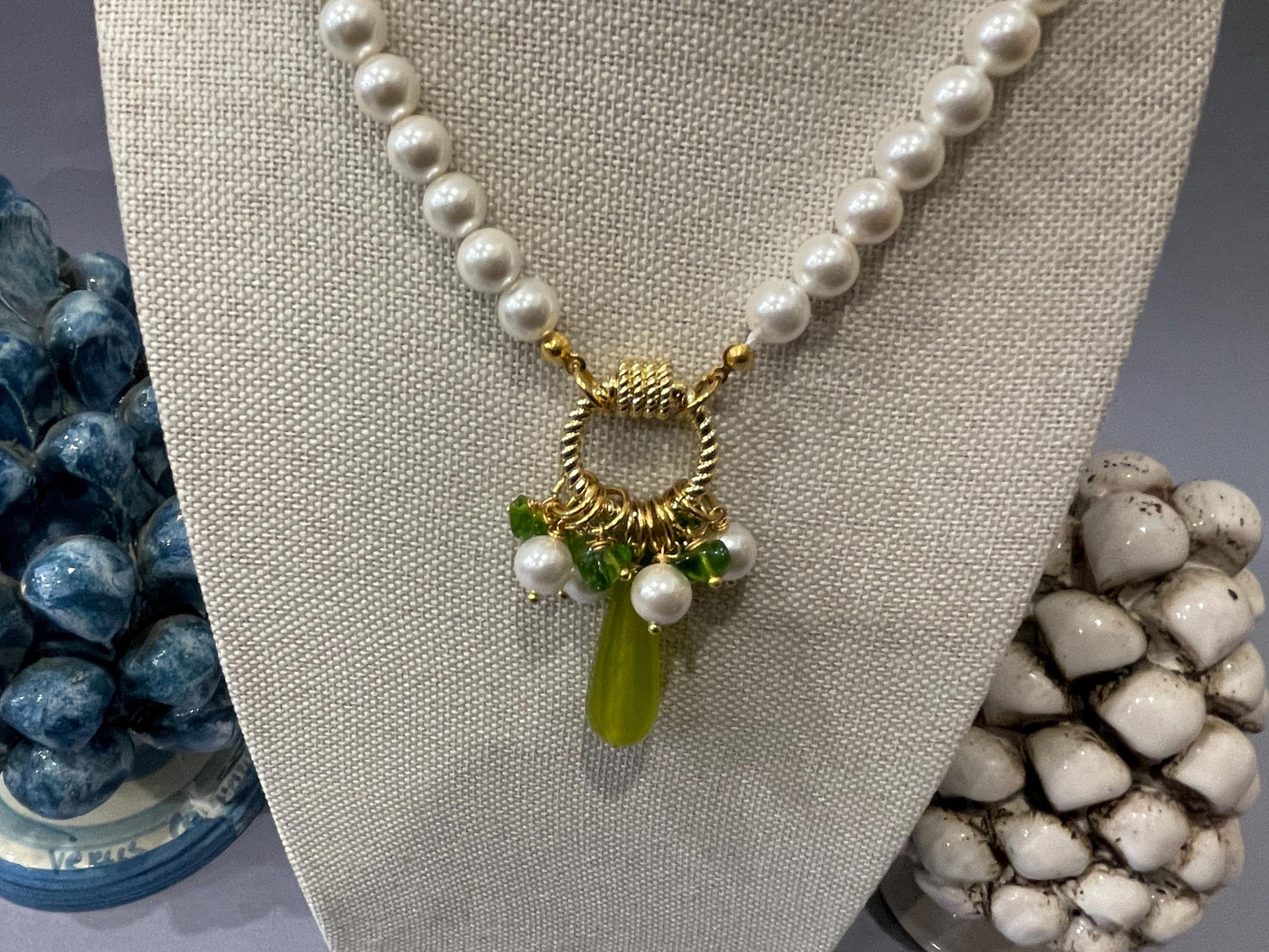 Collana di perle, girocollo con perle Maiorca, chiusura ad anello, Olivina verde e perle di fiume, ciondolo a grappolo. Regalo per lei. )