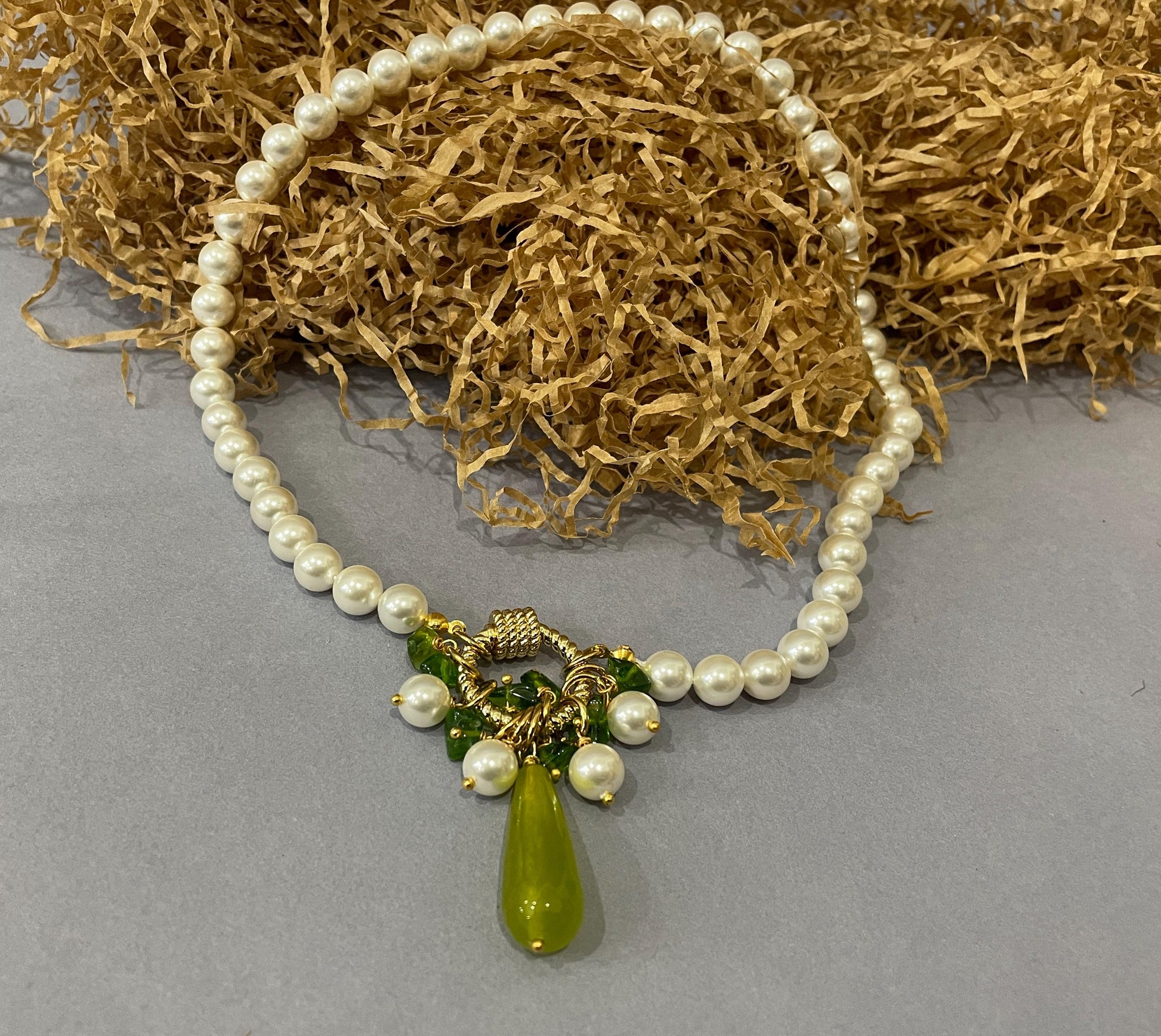 Collana di perle, girocollo con perle Maiorca, chiusura ad anello, Olivina verde e perle di fiume, ciondolo a grappolo. Regalo per lei. )