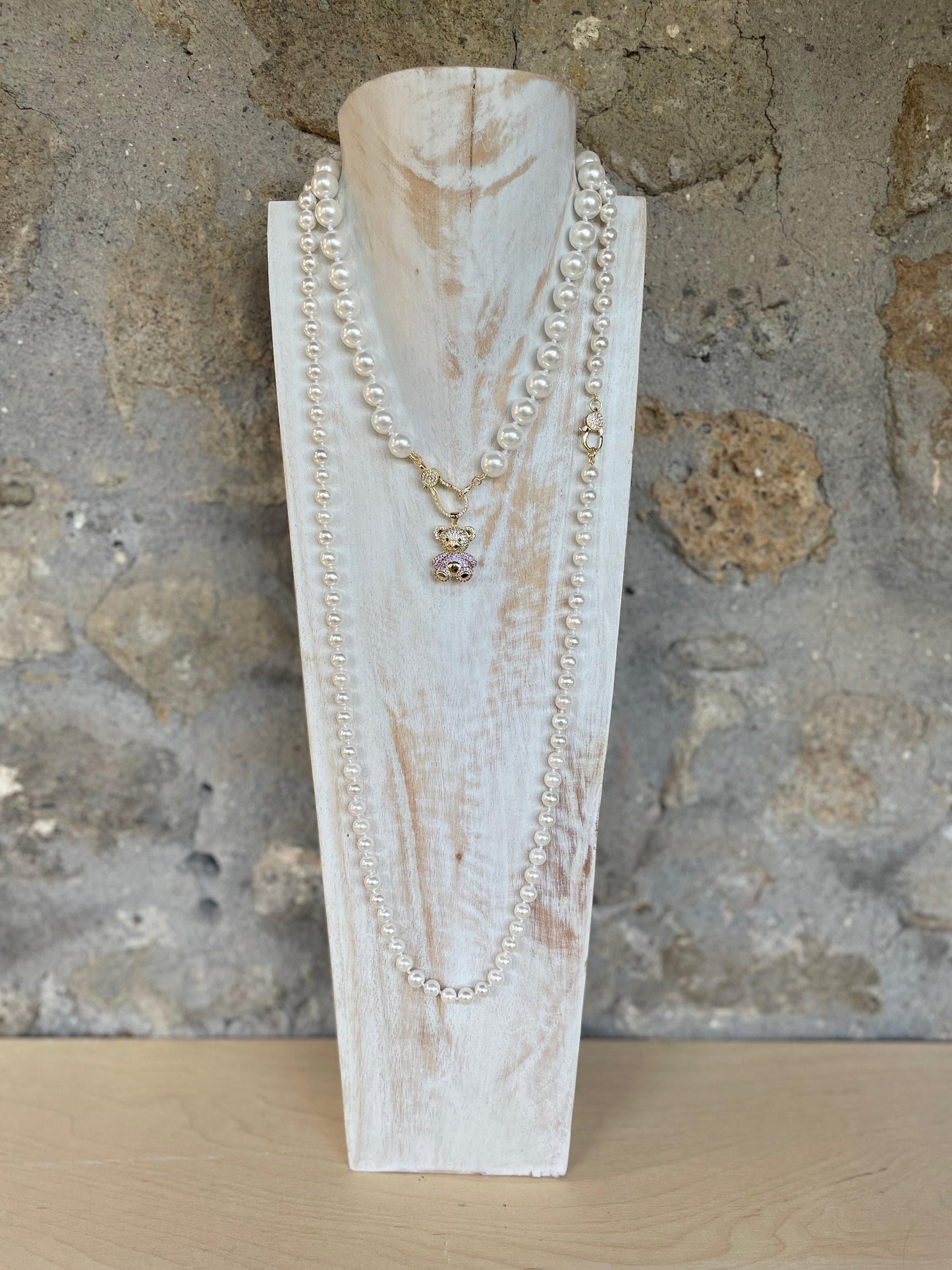 Collana di perle, girocollo con grandi perle Maiorca, collana con perle annodate a mano, pendente Orsetto con zirconi, chiusura gioiello.)