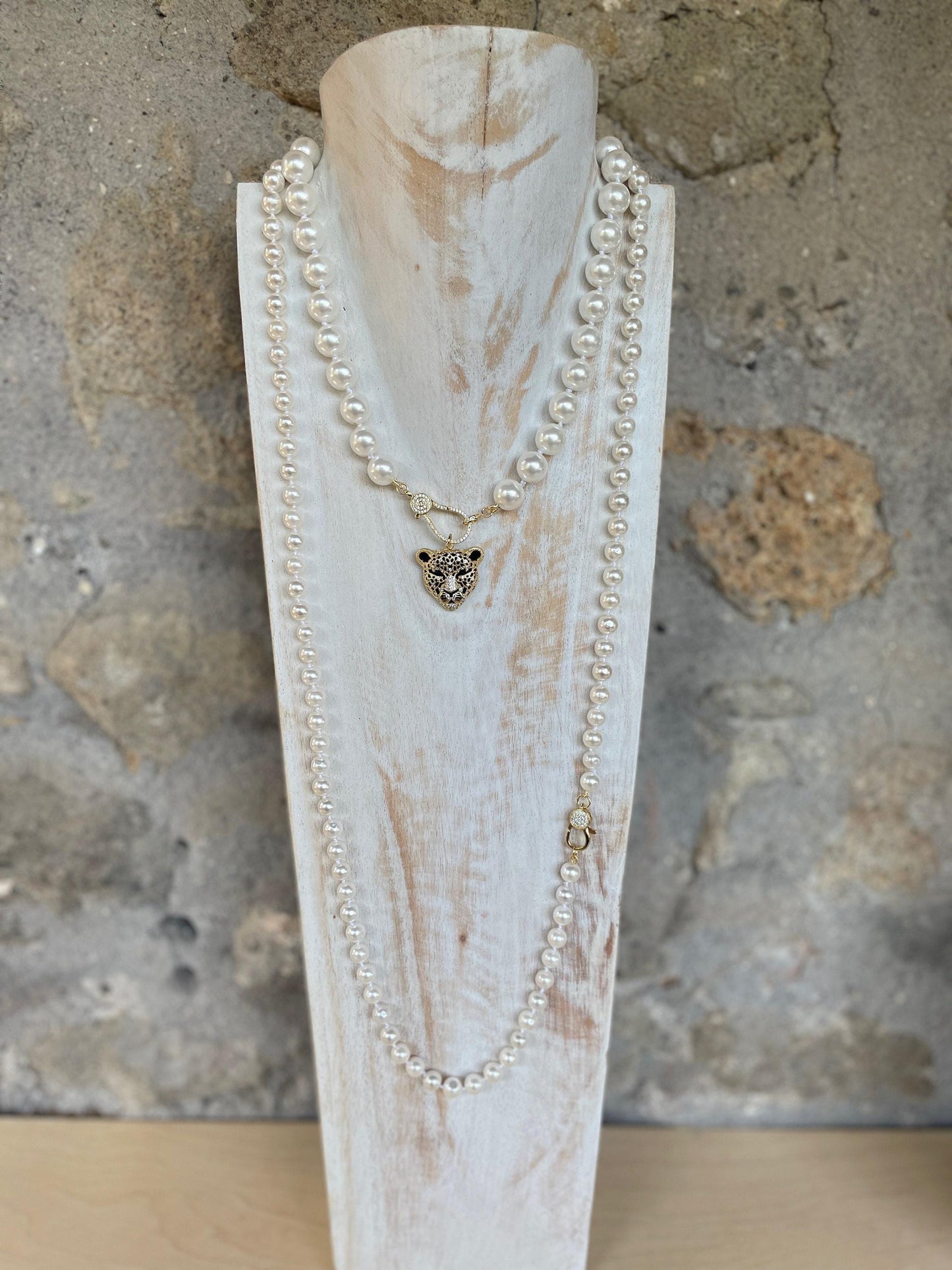 Collana di perle, girocollo con grandi perle Maiorca, collana con perle annodate a mano, pendente Testa di Leone con zirconi.)