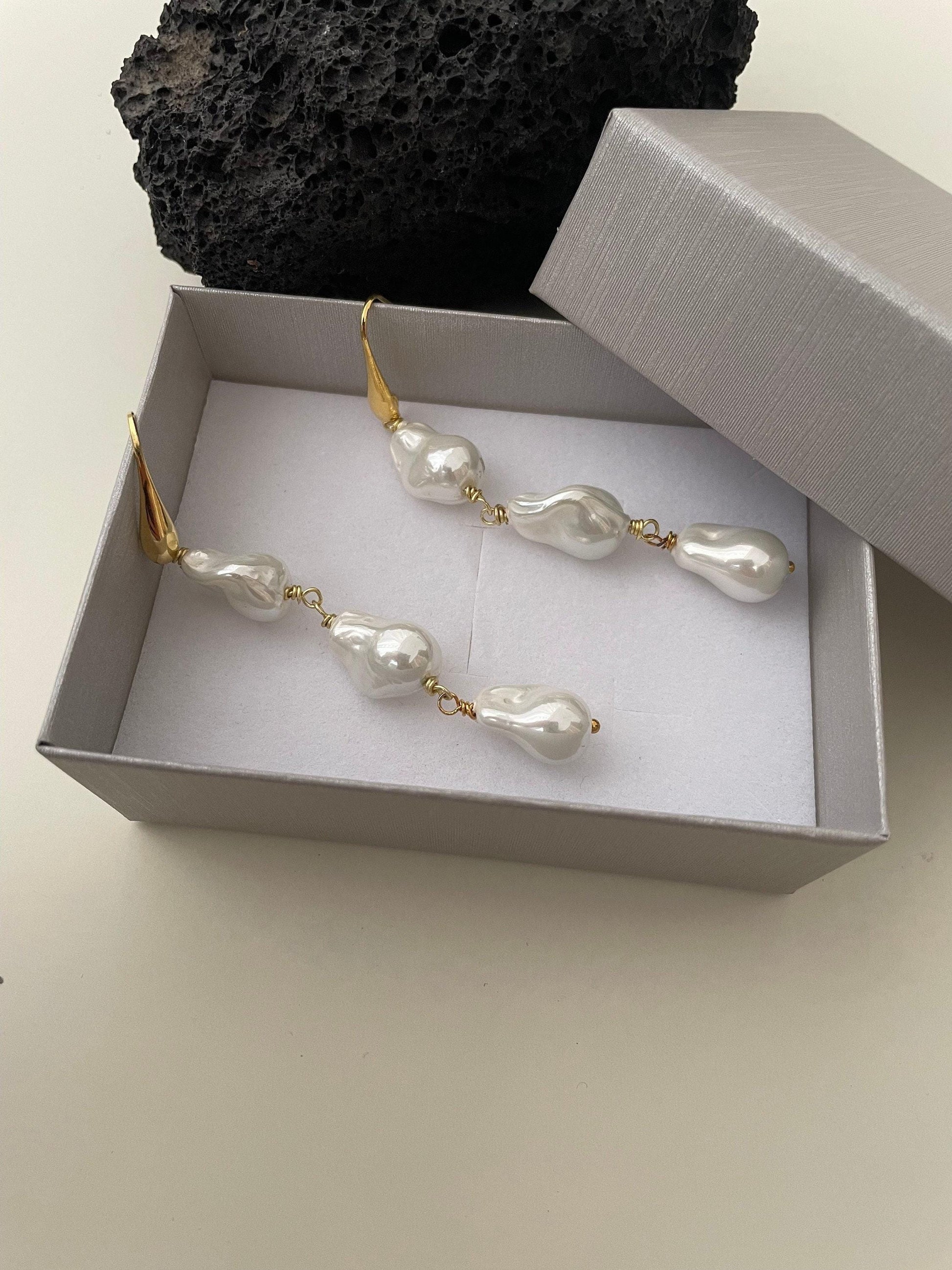 Orecchini in argento 925, orecchini pendenti, perle bianche irregolari, orecchini lunghi con 3 perle, regalo per la sposa. )