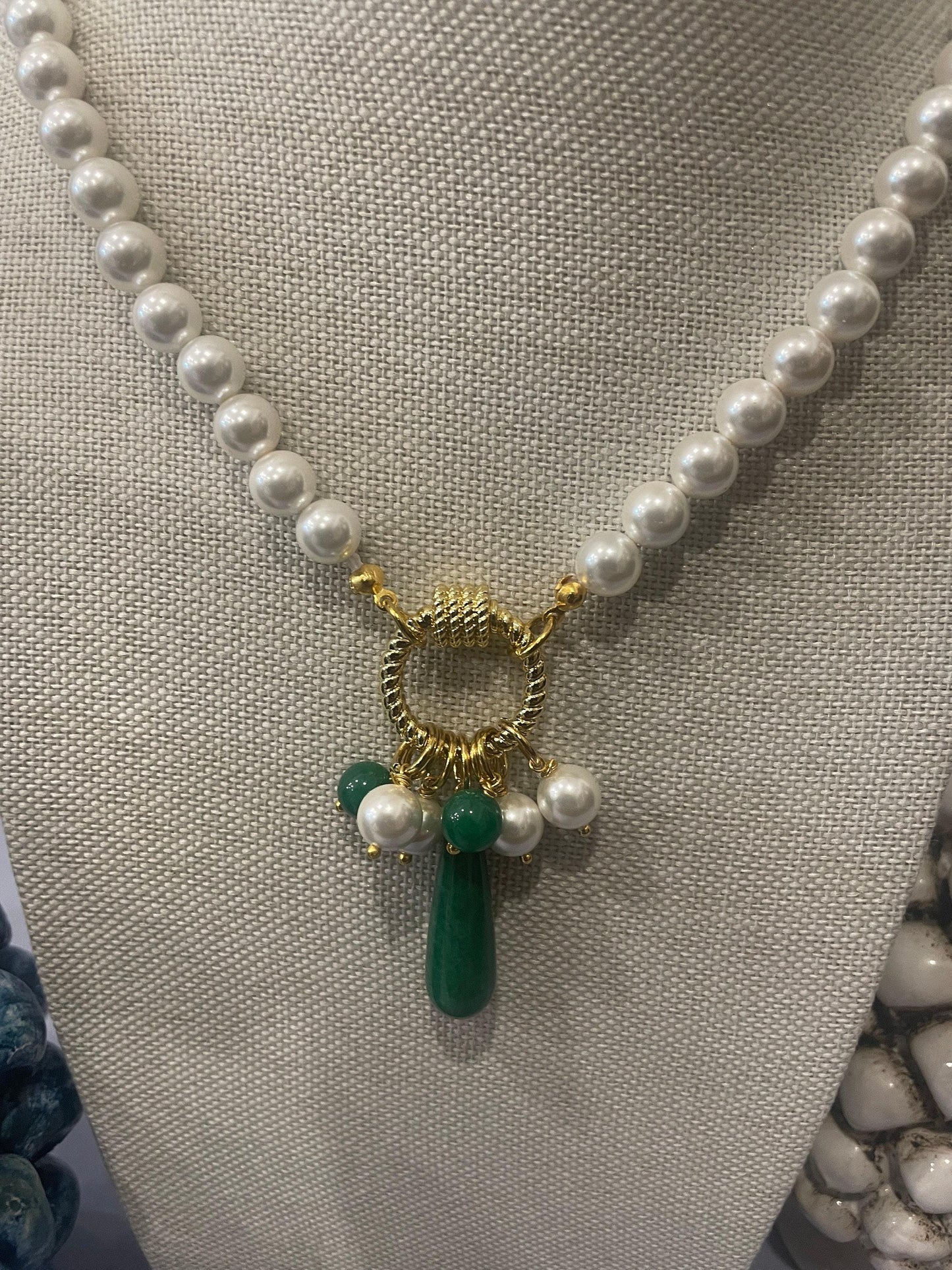 Collana di perle, girocollo con perle Maiorca, chiusura ad anello, Agata verde e perle di fiume, ciondolo a grappolo. Regalo per lei. )