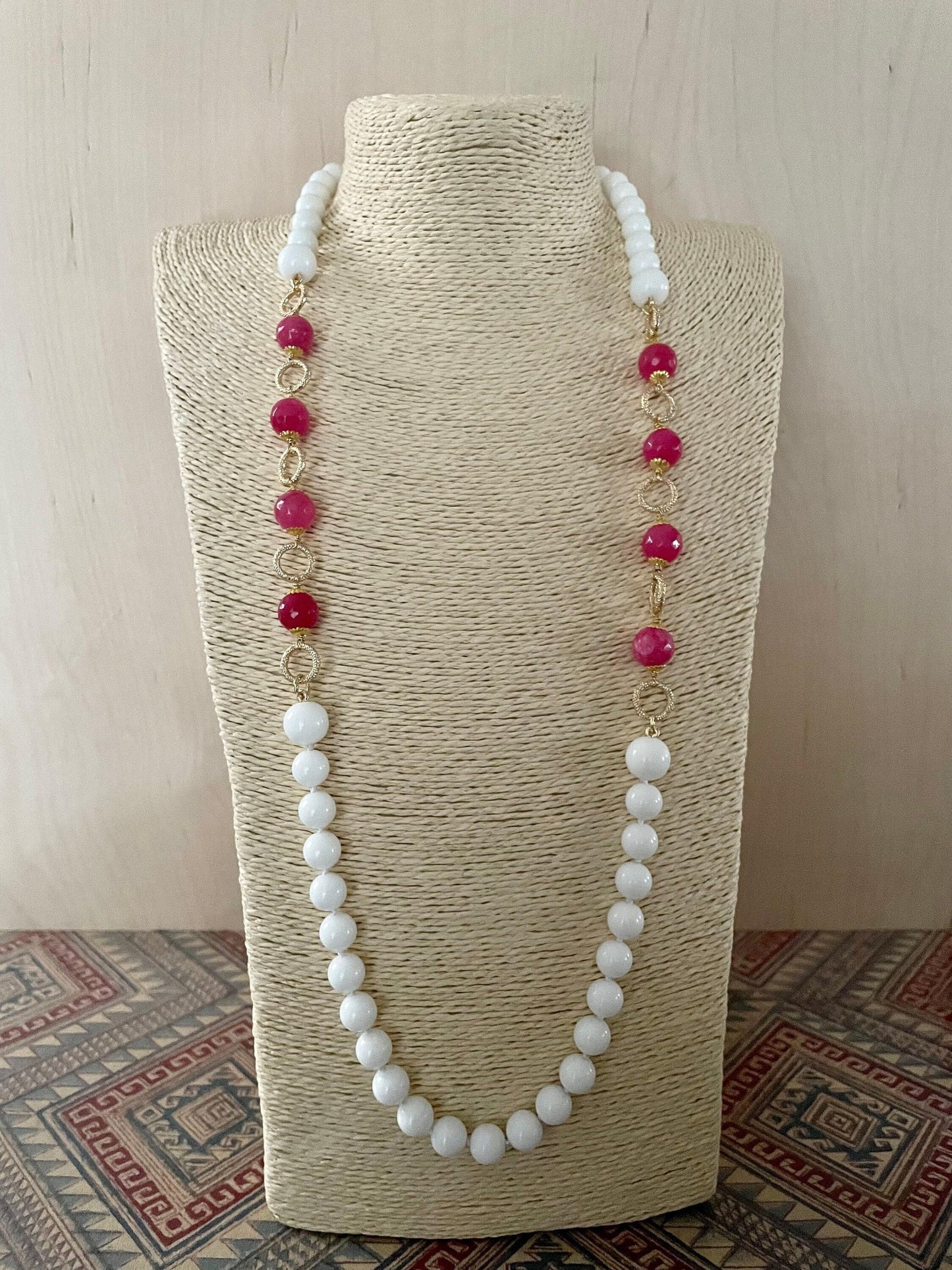 Collana lunga con perle di agata bianca e agata rosa, collana bianca.&