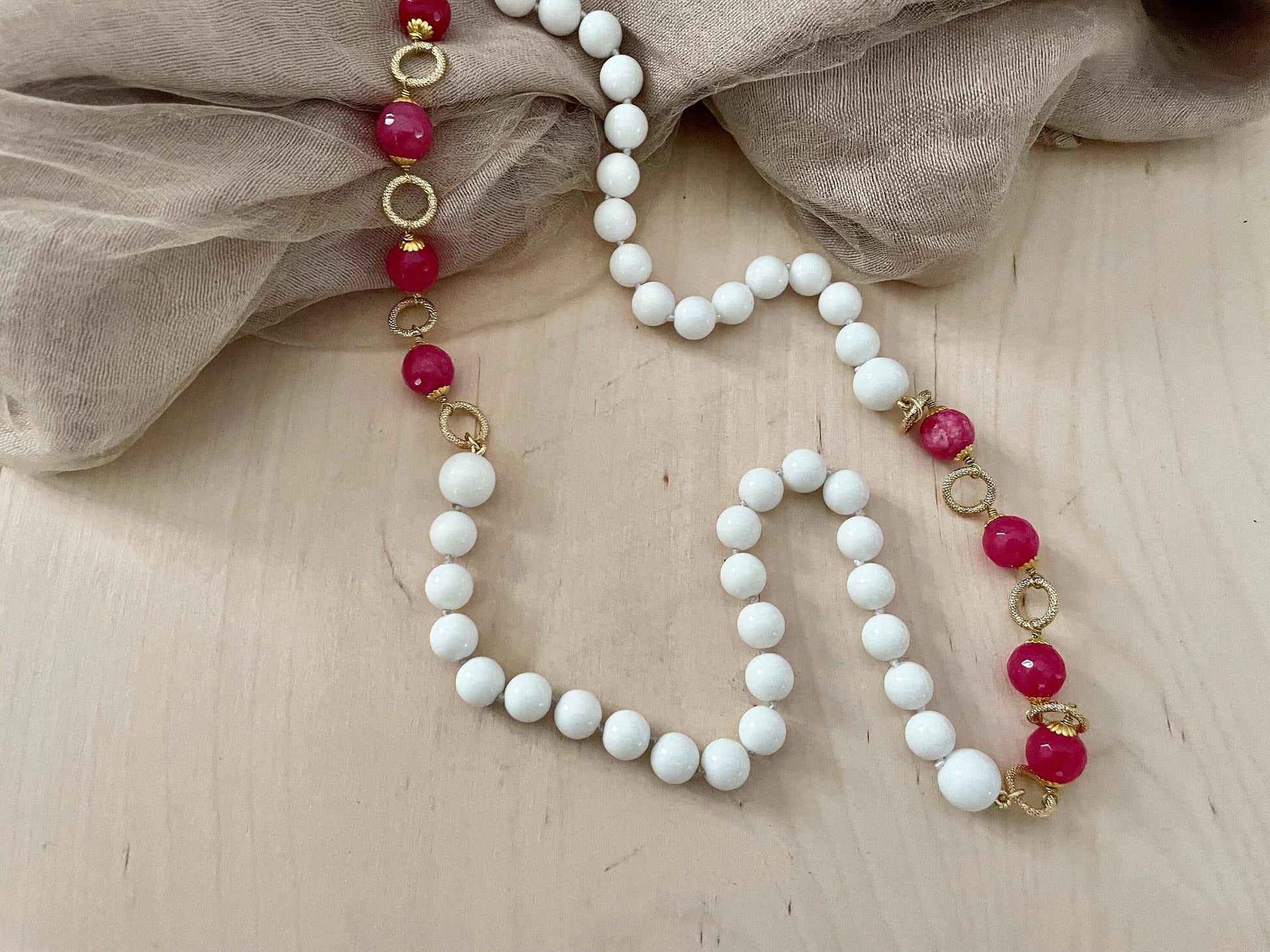 Collana lunga con perle di agata bianca e agata rosa, collana bianca.&