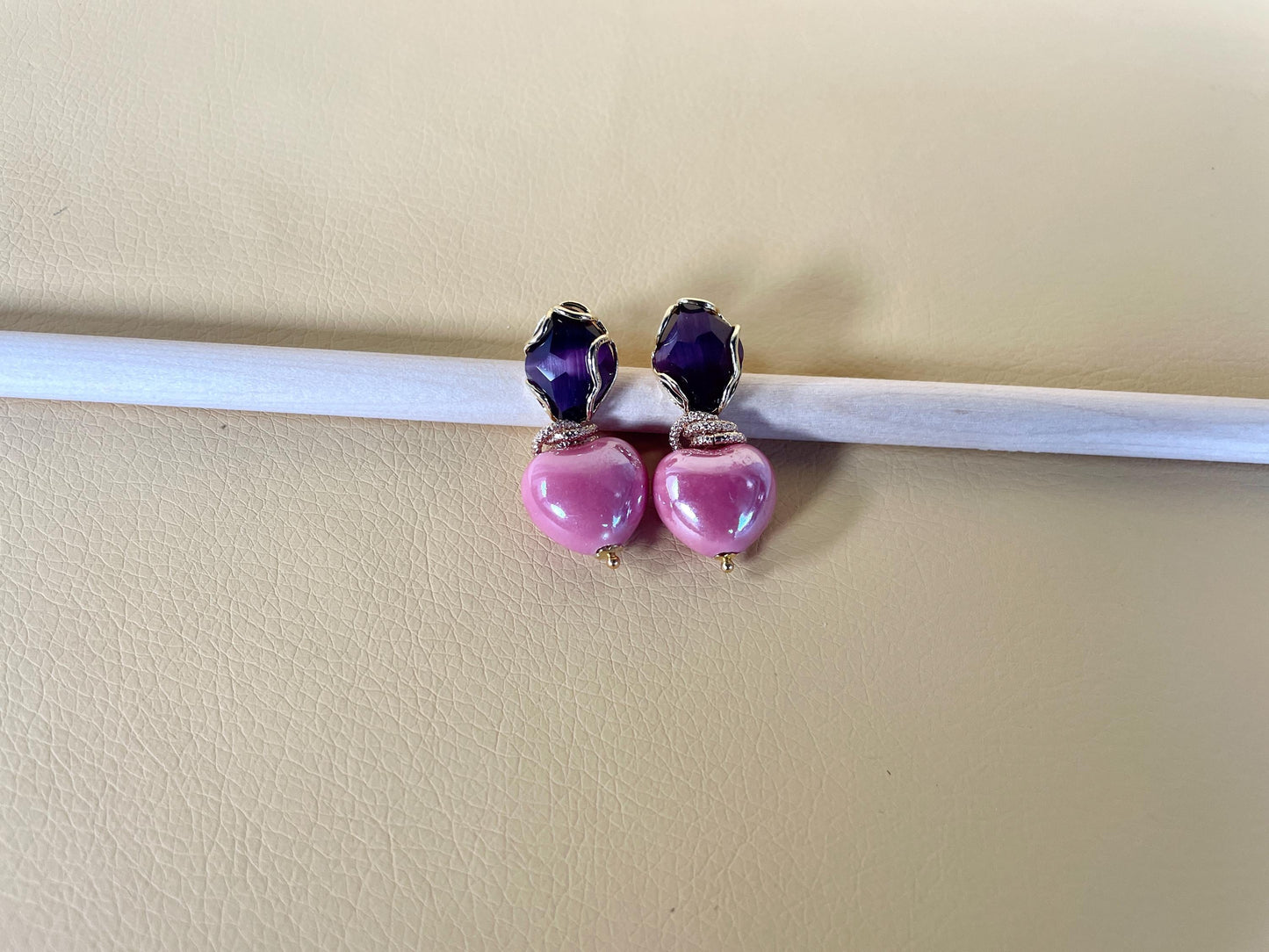 Orecchini pendenti, perni Ottone e Occhio di gatto viola, Cuori di ceramica rosa antico, orecchini romantici, regalo per lei. (