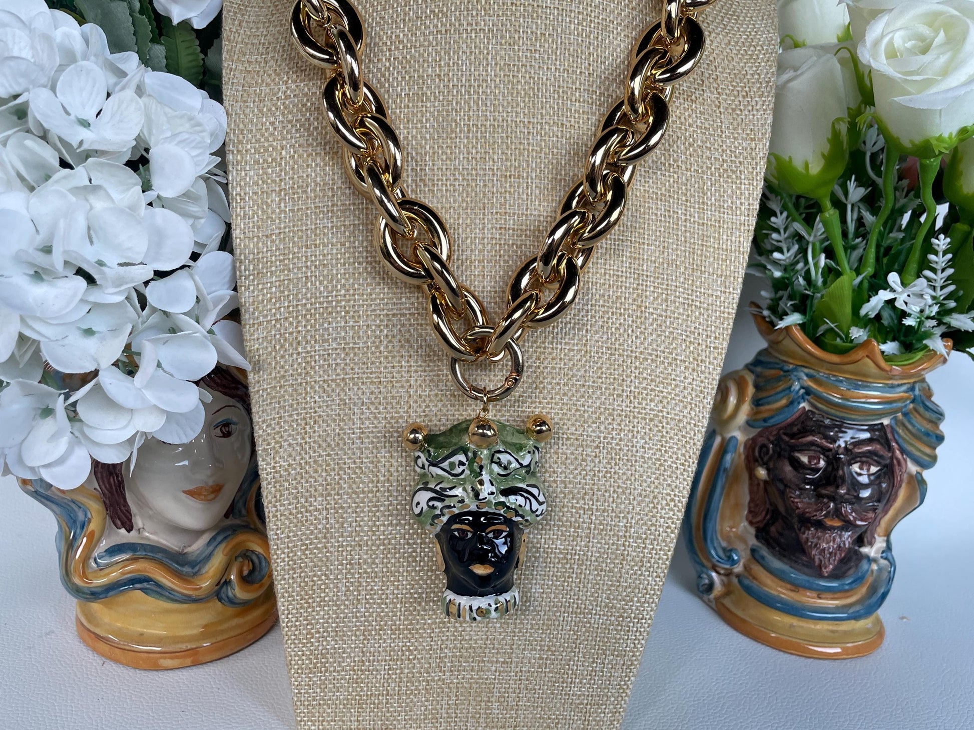 Collana siciliana con grande catena in alluminio oro anallergico e maxi ciondolo di ceramica di Caltagirone Testa di Moro. ç