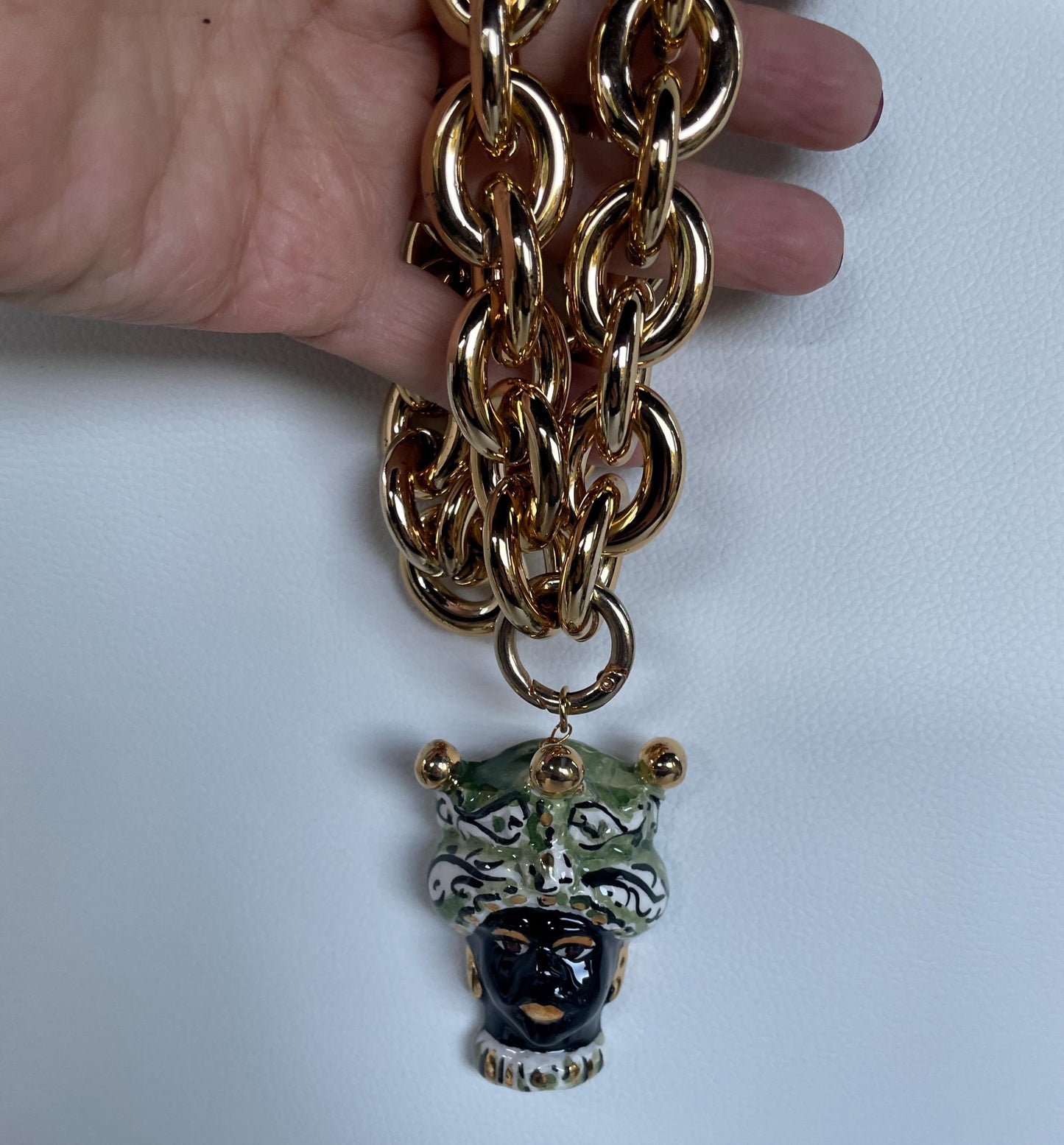 Collana siciliana con grande catena in alluminio oro anallergico e maxi ciondolo di ceramica di Caltagirone Testa di Moro. ç