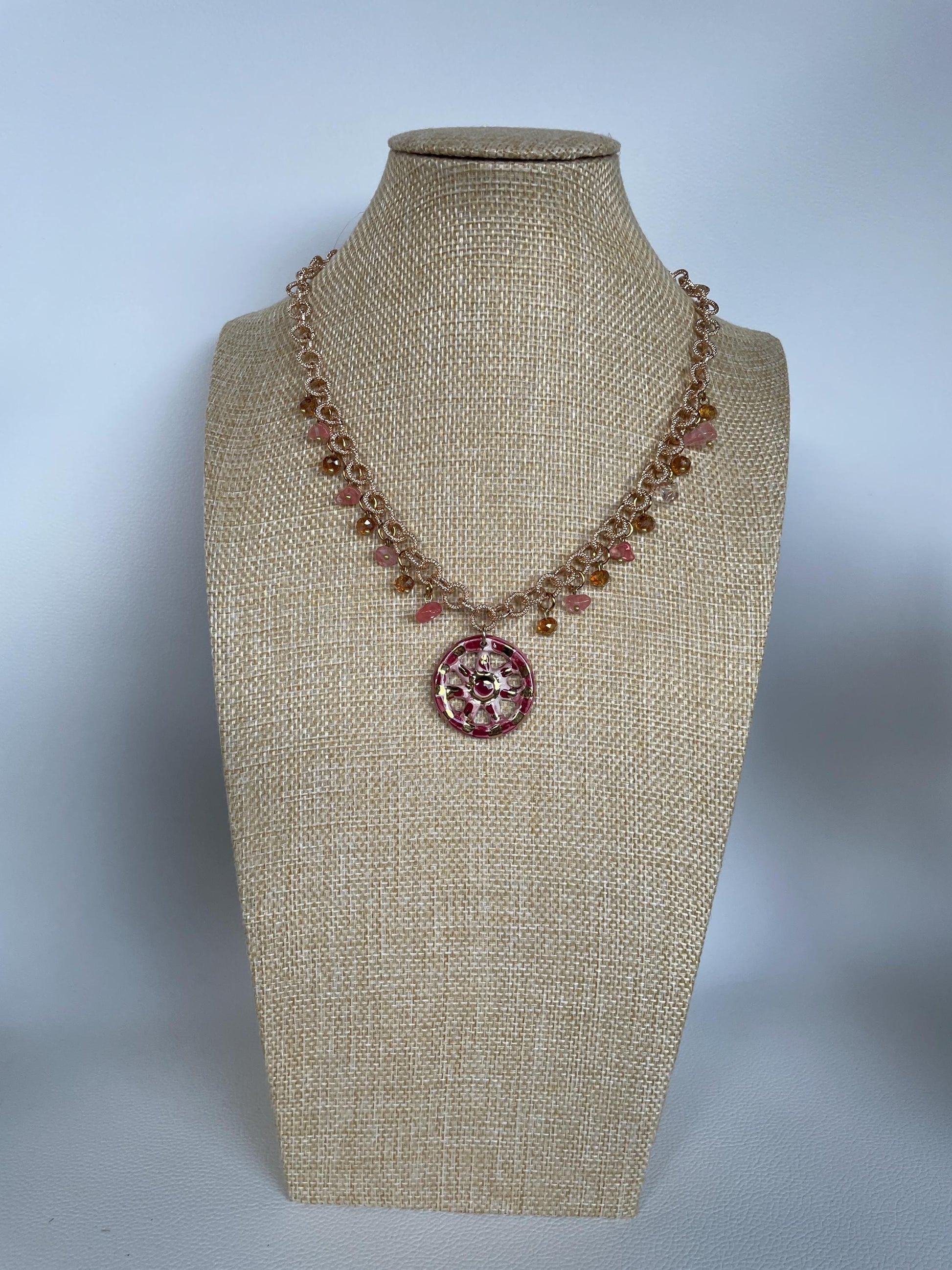 Collana siciliana con catena alluminio oro anallergico, pendente Ruota di Carretto di ceramica di Caltagirone, colore Rosa. ç