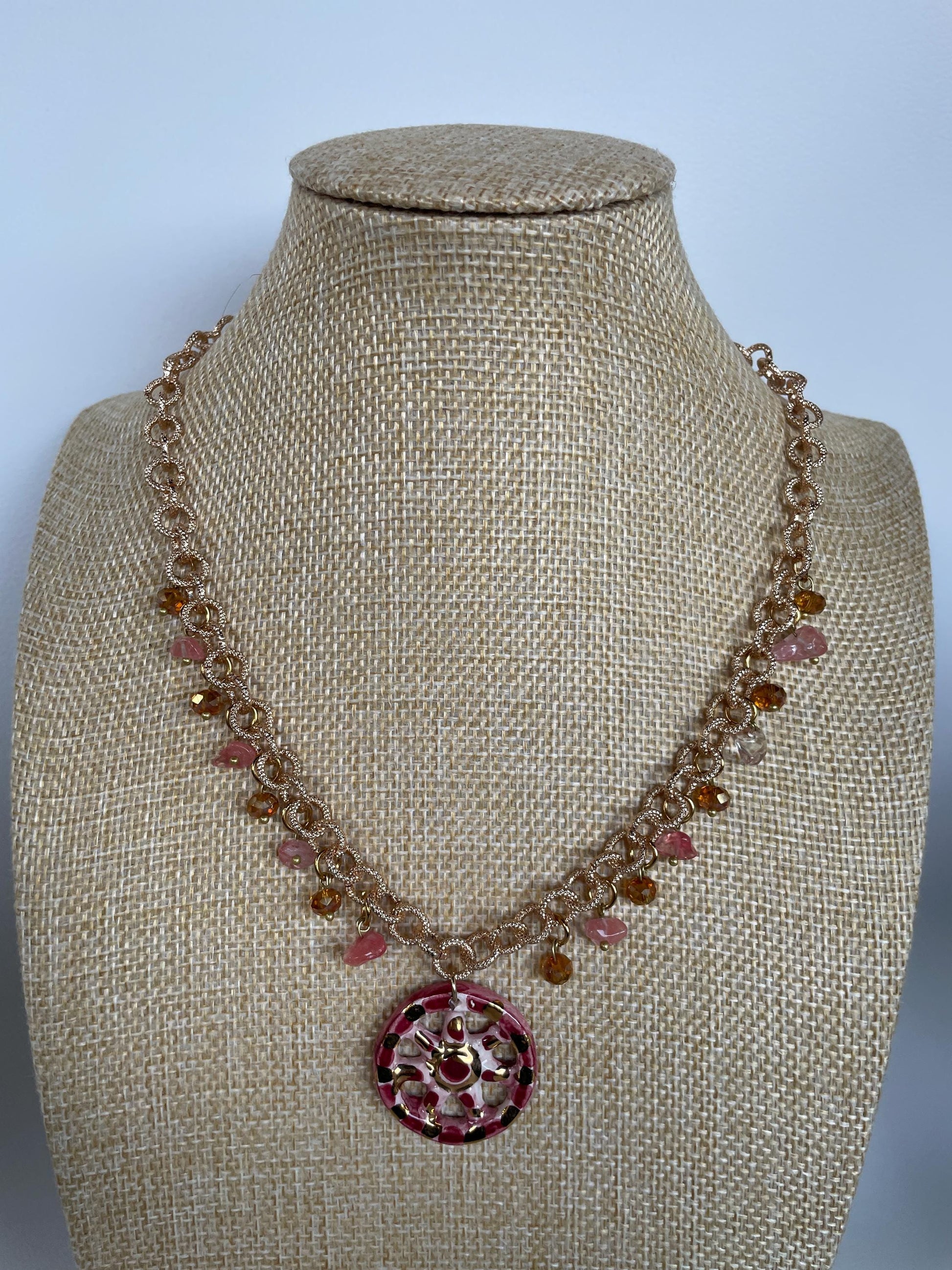 Collana siciliana con catena alluminio oro anallergico, pendente Ruota di Carretto di ceramica di Caltagirone, colore Rosa. ç