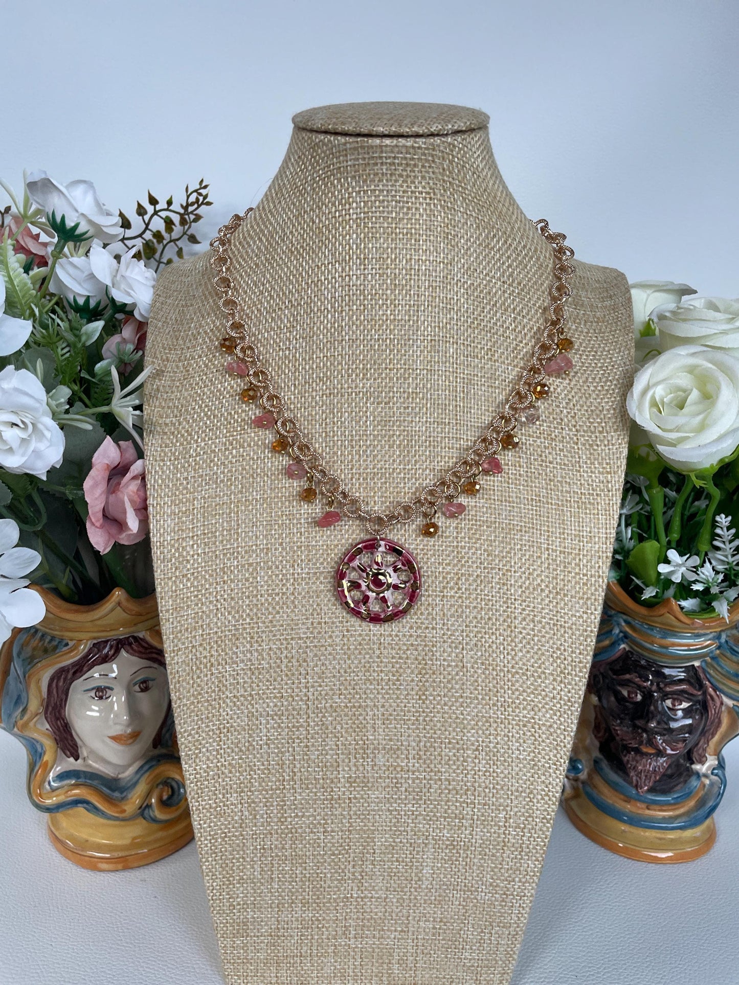 Collana siciliana con catena alluminio oro anallergico, pendente Ruota di Carretto di ceramica di Caltagirone, colore Rosa. ç