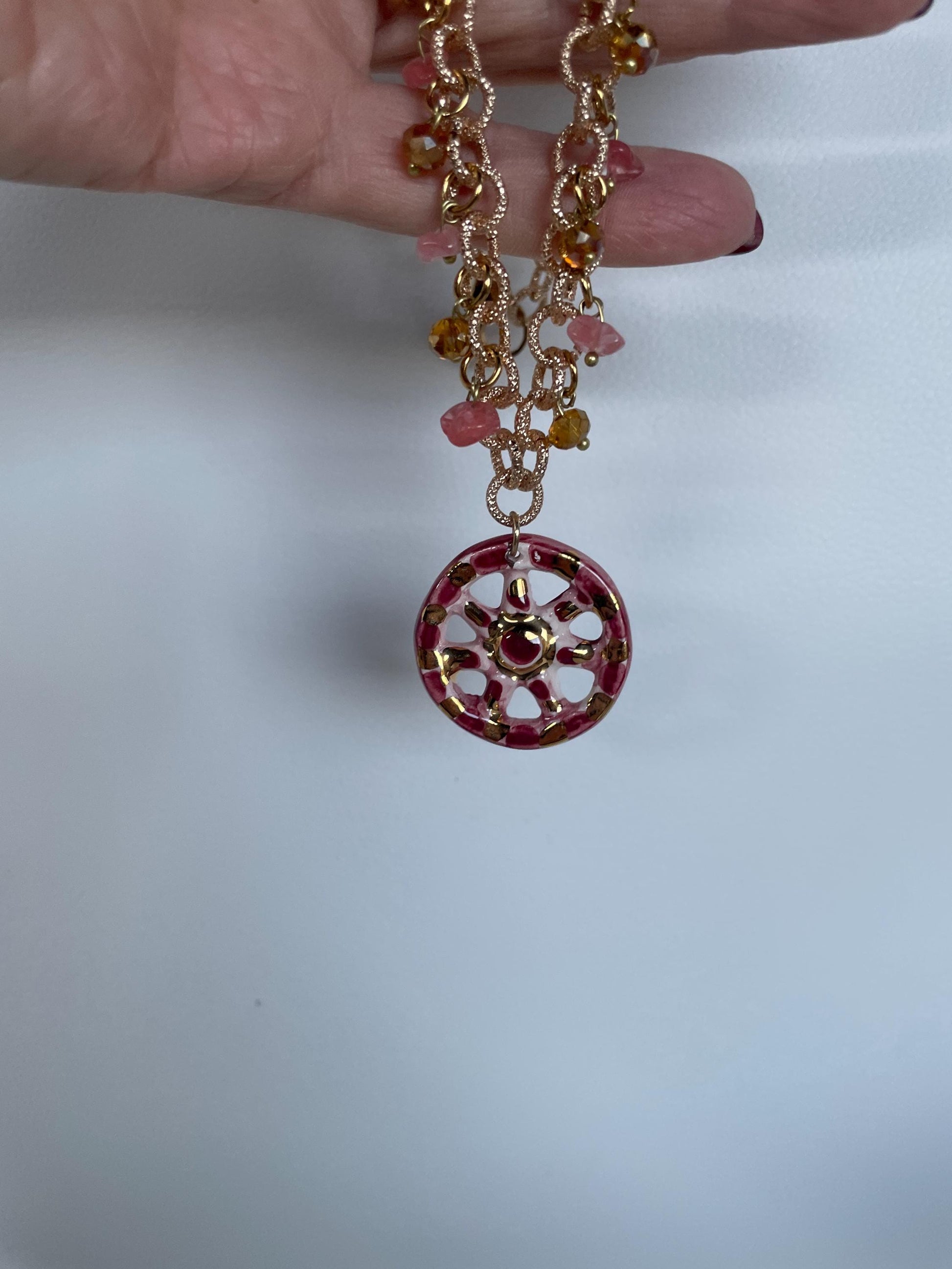 Collana siciliana con catena alluminio oro anallergico, pendente Ruota di Carretto di ceramica di Caltagirone, colore Rosa. ç