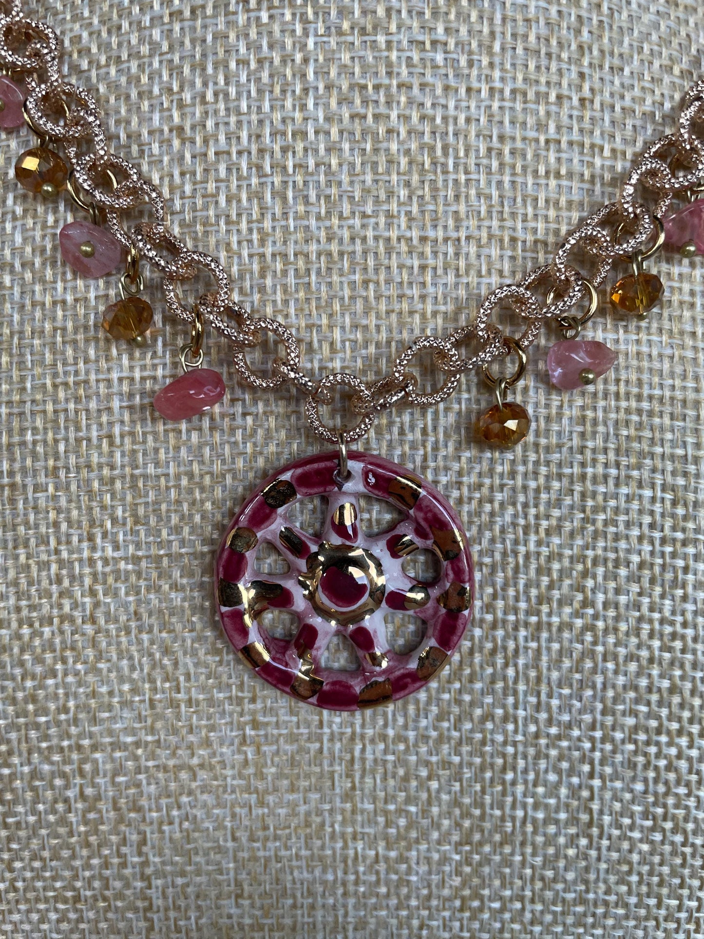 Collana siciliana con catena alluminio oro anallergico, pendente Ruota di Carretto di ceramica di Caltagirone, colore Rosa. ç