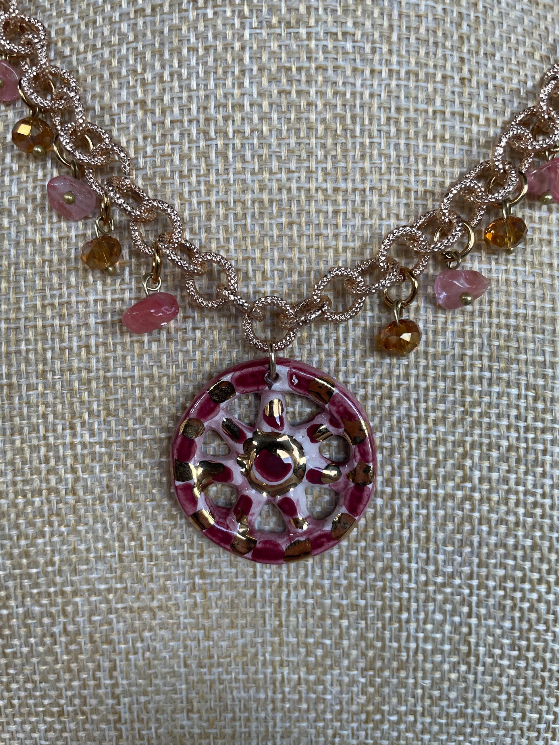 Collana siciliana con catena alluminio oro anallergico, pendente Ruota di Carretto di ceramica di Caltagirone, colore Rosa. ç