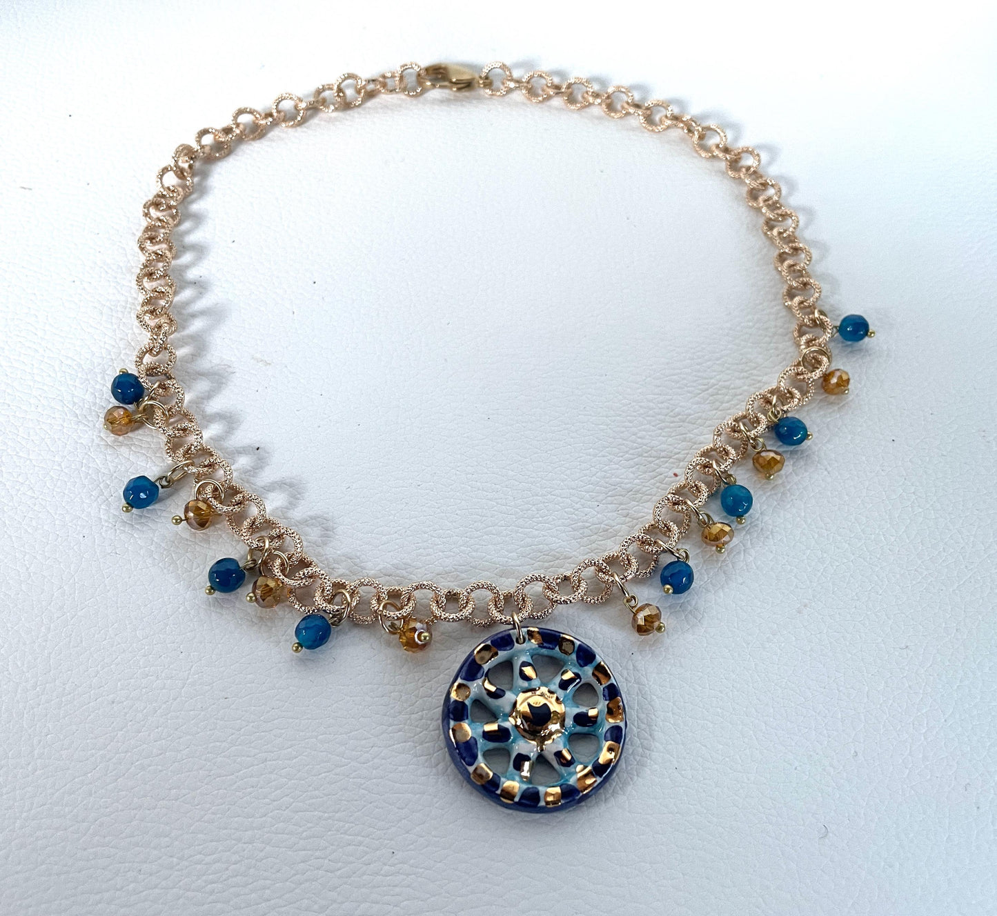 Collana siciliana con catena alluminio oro anallergico, pendente Ruota di Carretto di ceramica di Caltagirone, colore Blu. ç