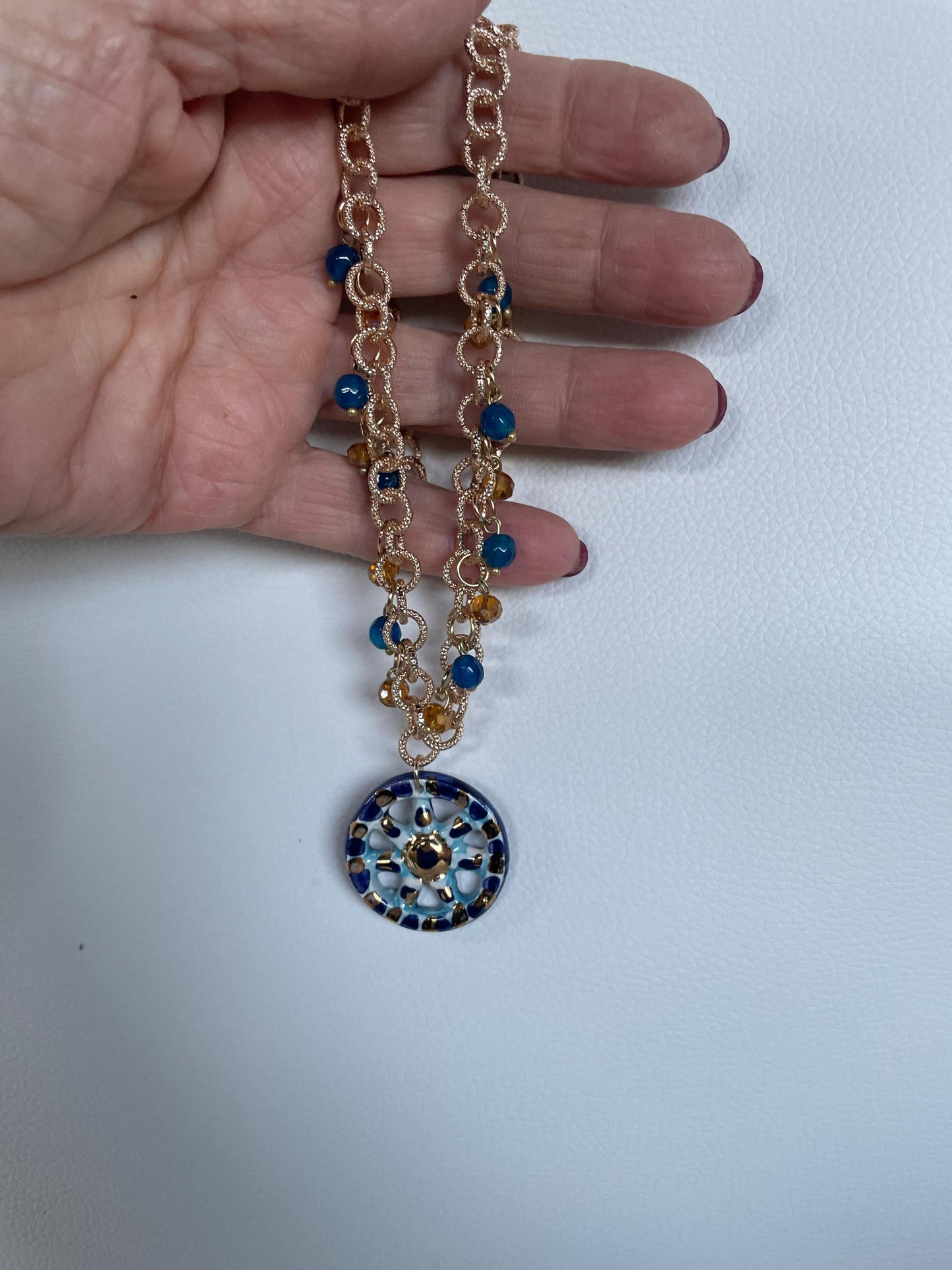 Collana siciliana con catena alluminio oro anallergico, pendente Ruota di Carretto di ceramica di Caltagirone, colore Blu. ç