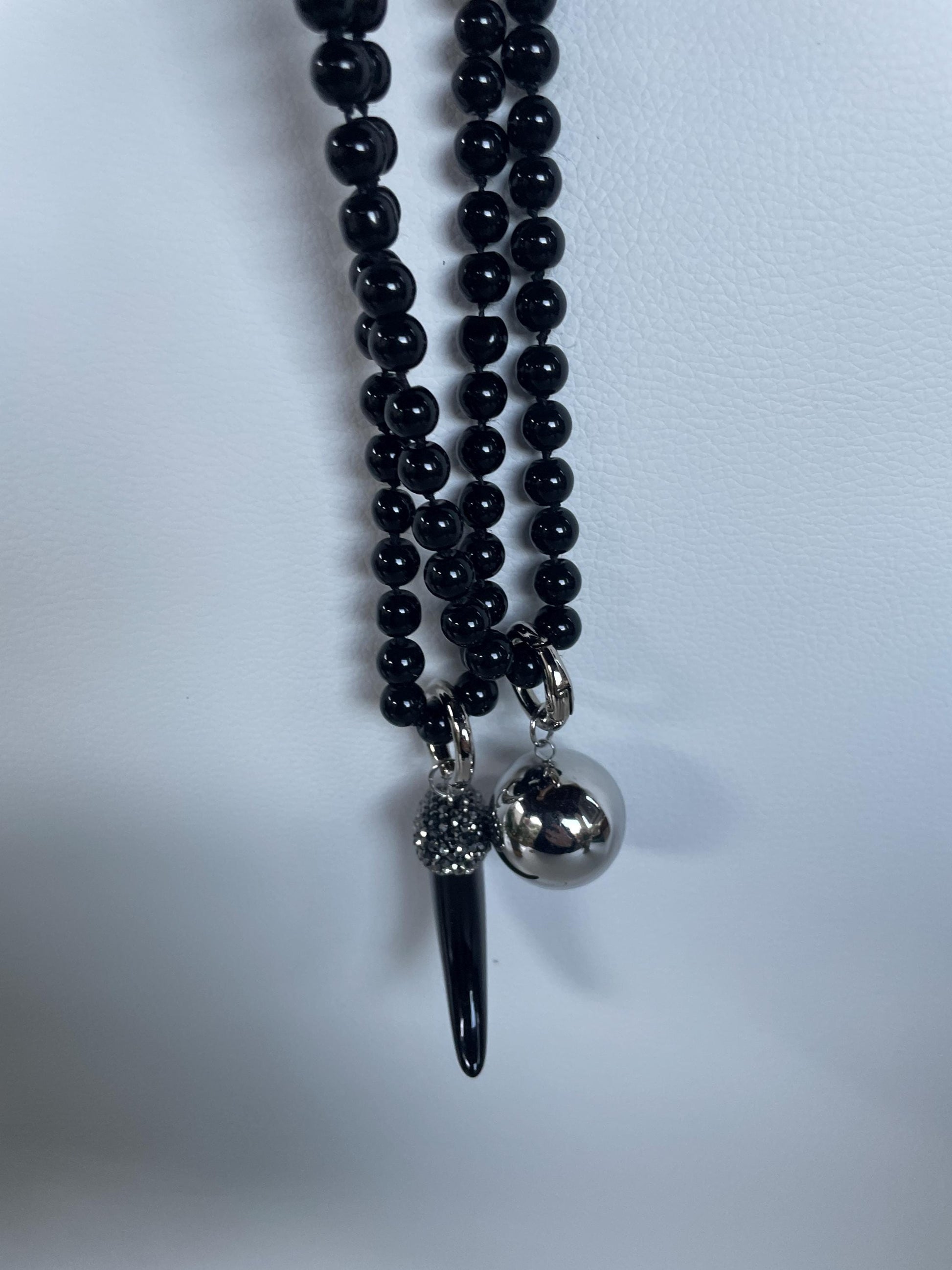 Collana lunghissima, collana annodata a mano con perle di vetro nere , collana con doppio ciondolo, Corno nero e Sfera acciaio. &