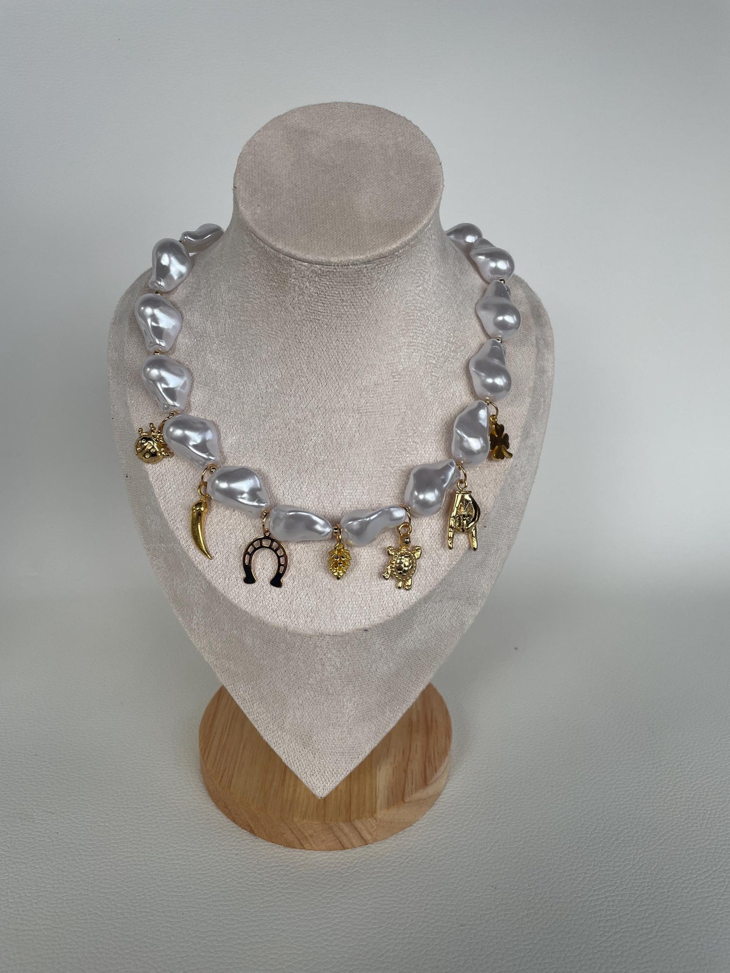 Collana girocollo, perle "scaramazze" con charms assortiti, collana perle, charms della Fortuna, regalo per lei. )