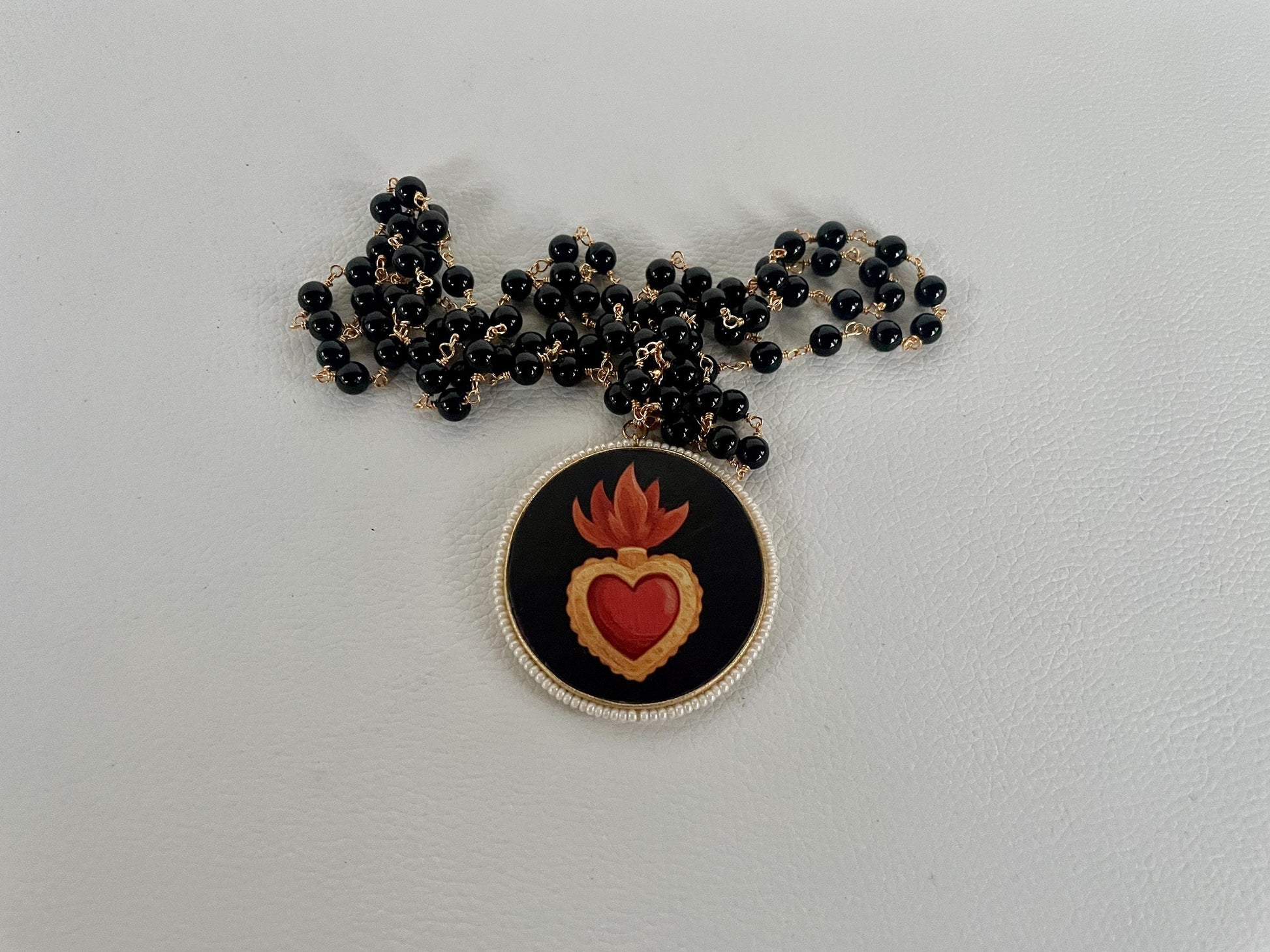 Collana lunghissima, collana rosario con Onice, collana nera, grande ciondolo tondo con Cuore Sacro, perle di fiume. ç