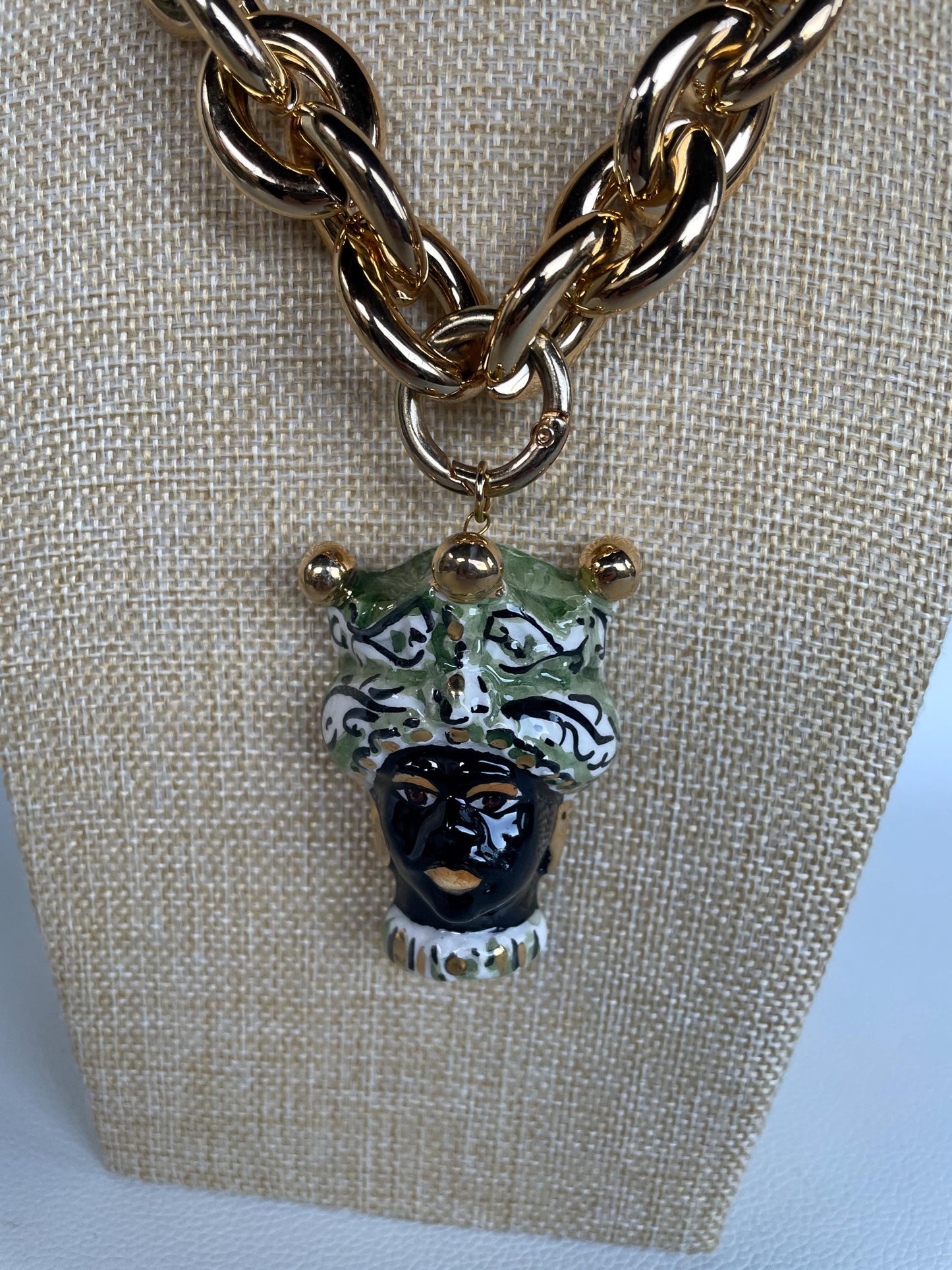 Collana siciliana con grande catena in alluminio oro anallergico e maxi ciondolo di ceramica di Caltagirone Testa di Moro. ç