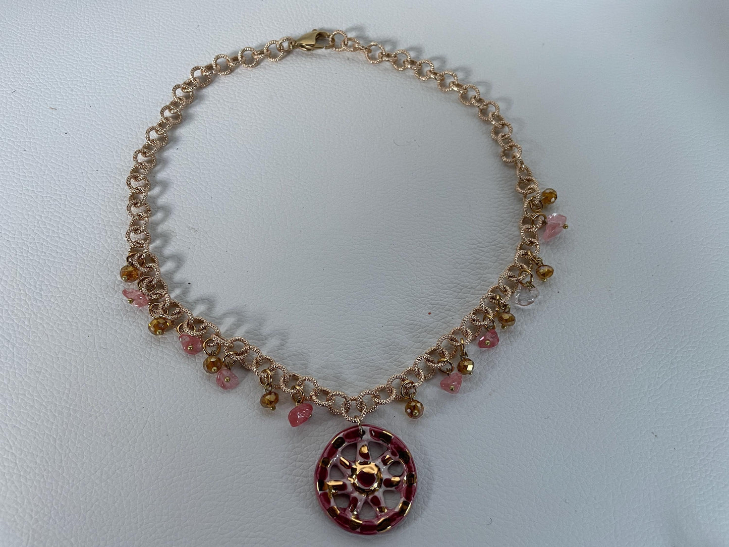 Collana siciliana con catena alluminio oro anallergico, pendente Ruota di Carretto di ceramica di Caltagirone, colore Rosa. ç