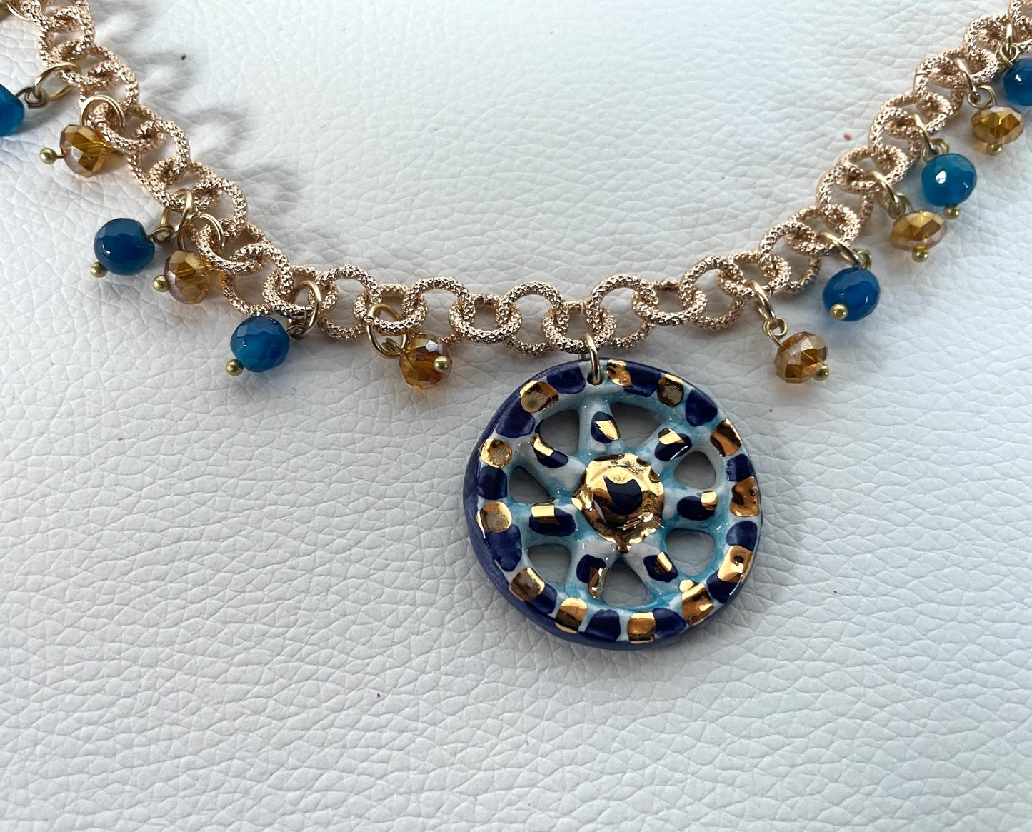 Collana siciliana con catena alluminio oro anallergico, pendente Ruota di Carretto di ceramica di Caltagirone, colore Blu. ç