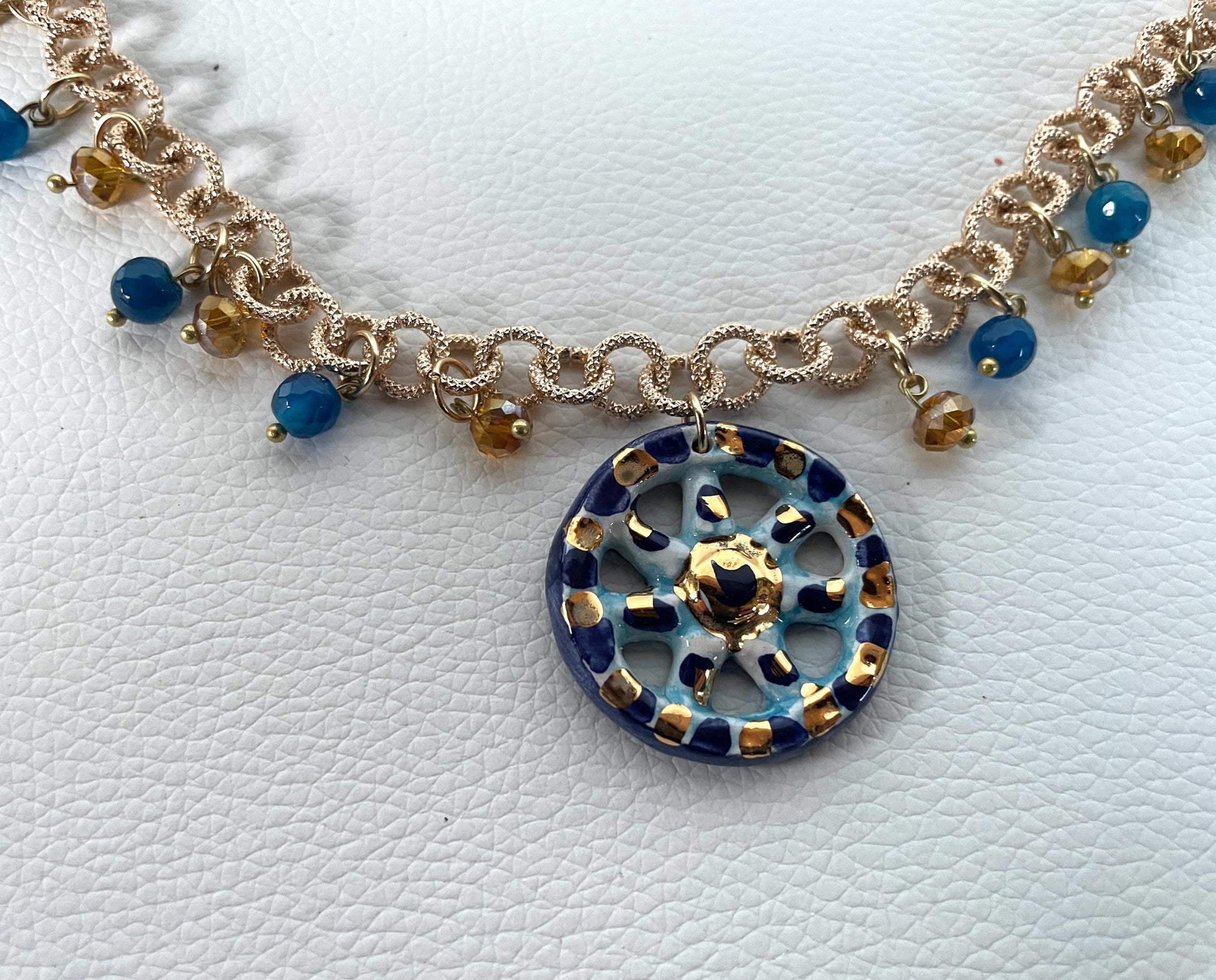 Collana siciliana con catena alluminio oro anallergico, pendente Ruota di Carretto di ceramica di Caltagirone, colore Blu. ç