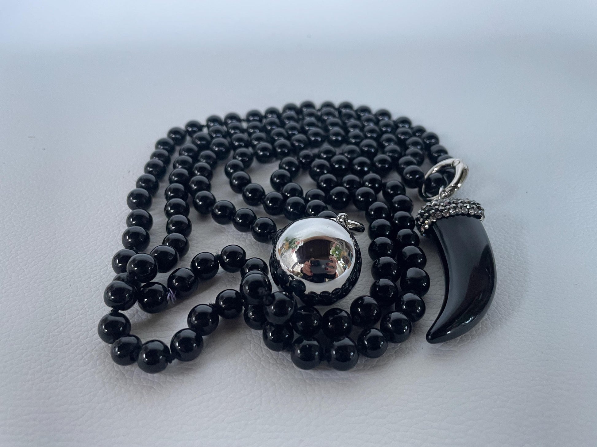 Collana lunghissima, collana annodata a mano con perle di vetro nere , collana con doppio ciondolo, Corno nero e Sfera acciaio. &