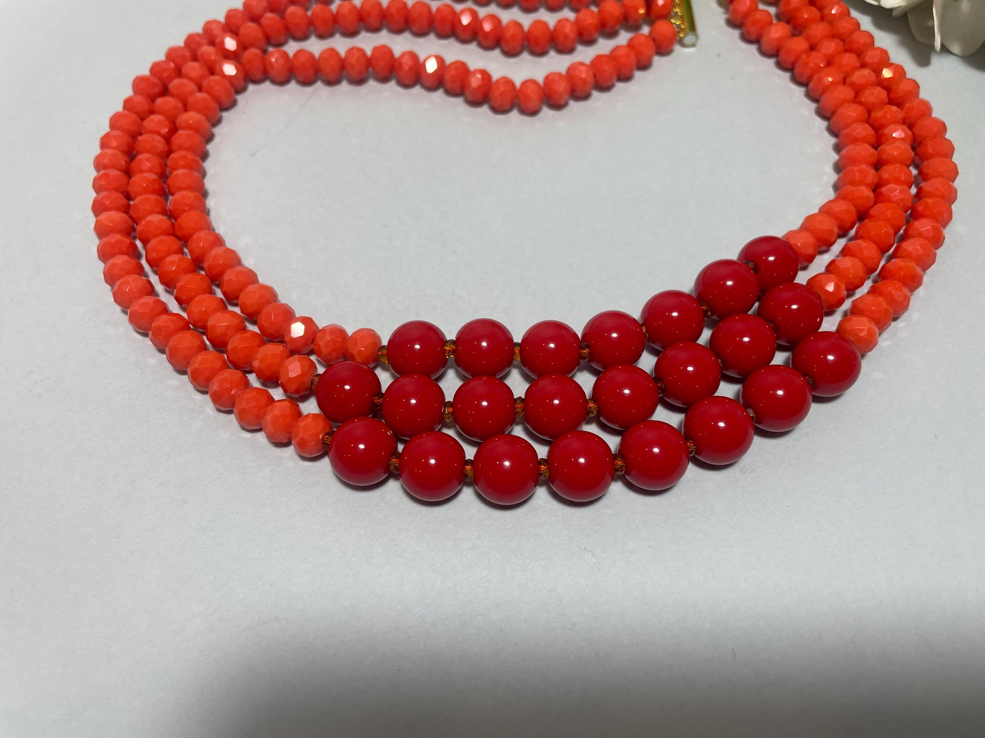 Collana multifilo, collana bicolore, perle di resina e di cristallo sui toni del rosso e arancio, collana di tendenza, regalo per lei. "