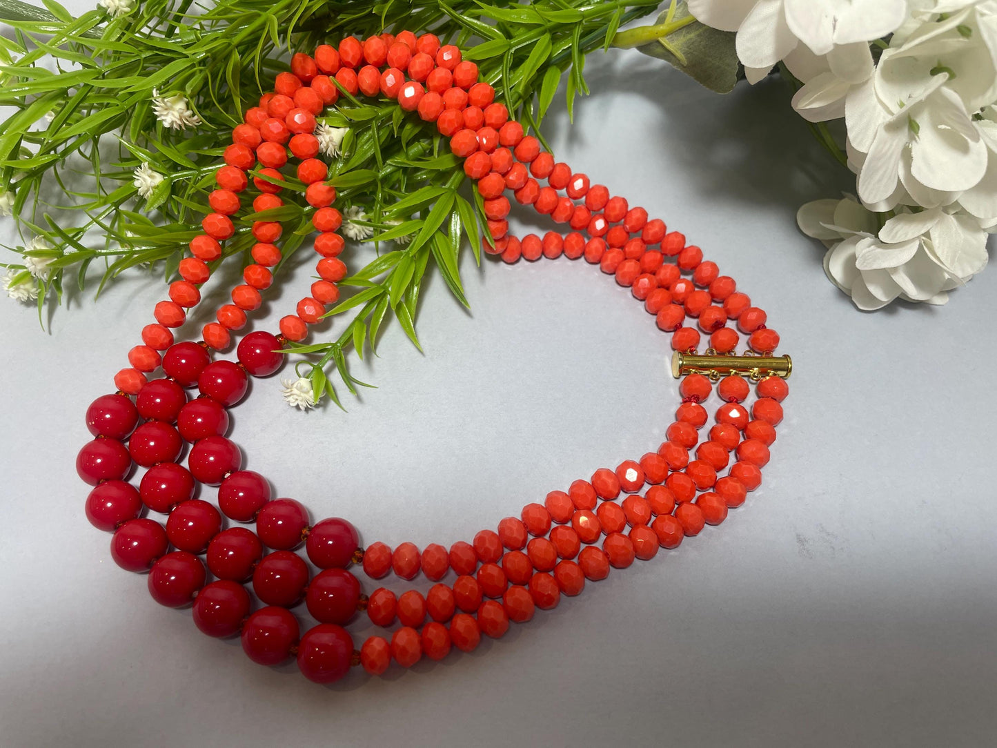 Collana multifilo, collana bicolore, perle di resina e di cristallo sui toni del rosso e arancio, collana di tendenza, regalo per lei. "