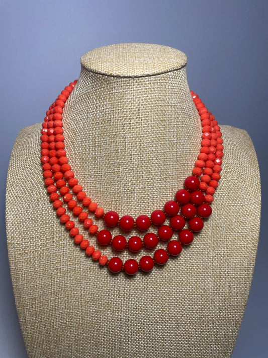 Collana multifilo, collana bicolore, perle di resina e di cristallo sui toni del rosso e arancio, collana di tendenza, regalo per lei. "