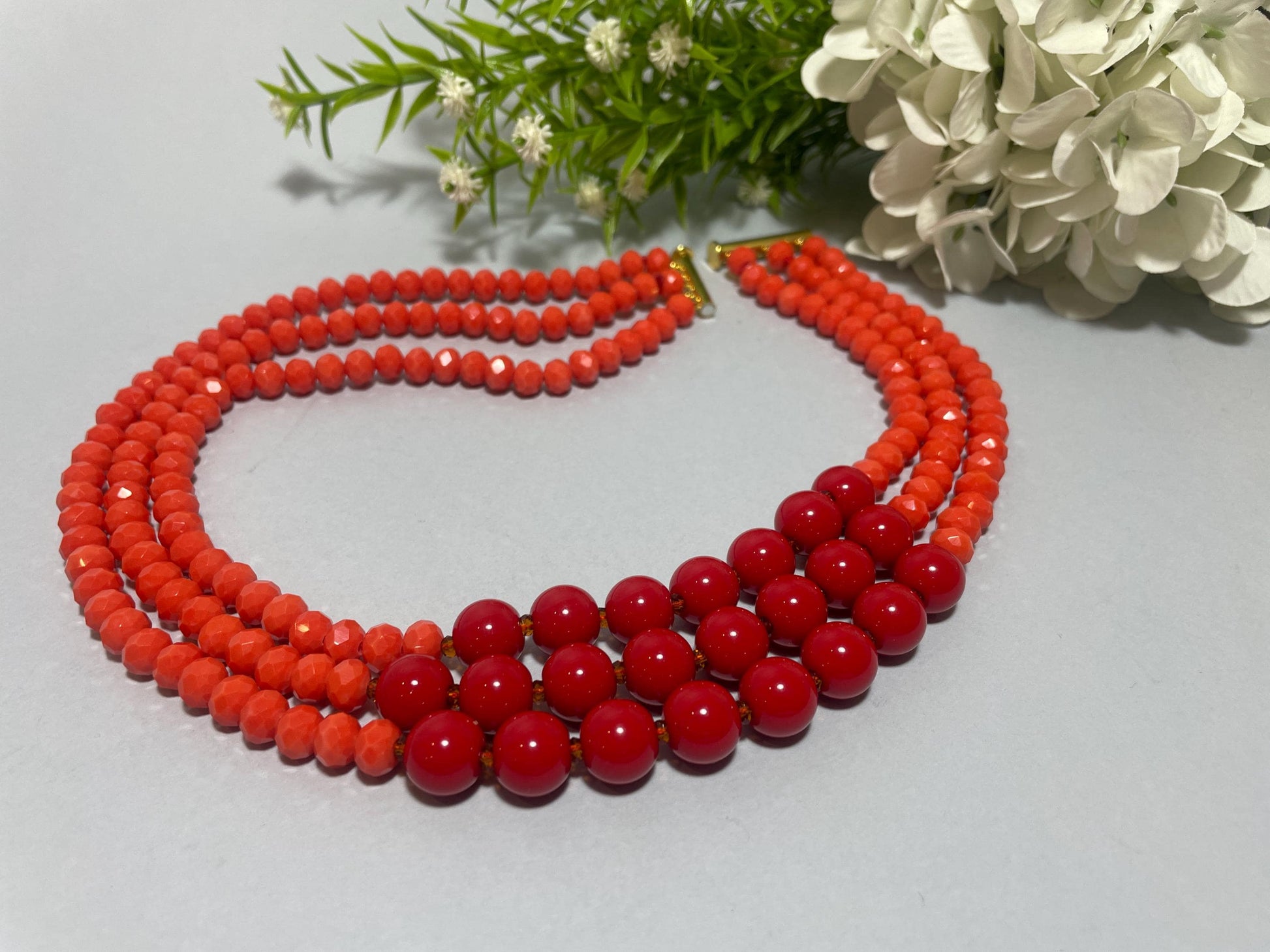 Collana multifilo, collana bicolore, perle di resina e di cristallo sui toni del rosso e arancio, collana di tendenza, regalo per lei. "