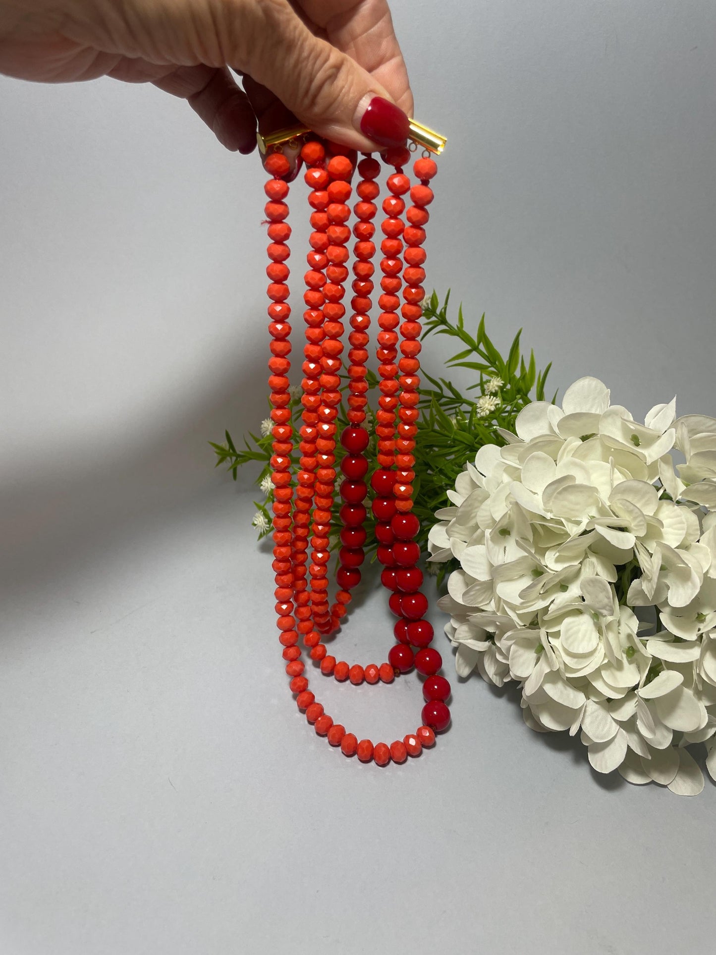 Collana multifilo, collana bicolore, perle di resina e di cristallo sui toni del rosso e arancio, collana di tendenza, regalo per lei. "