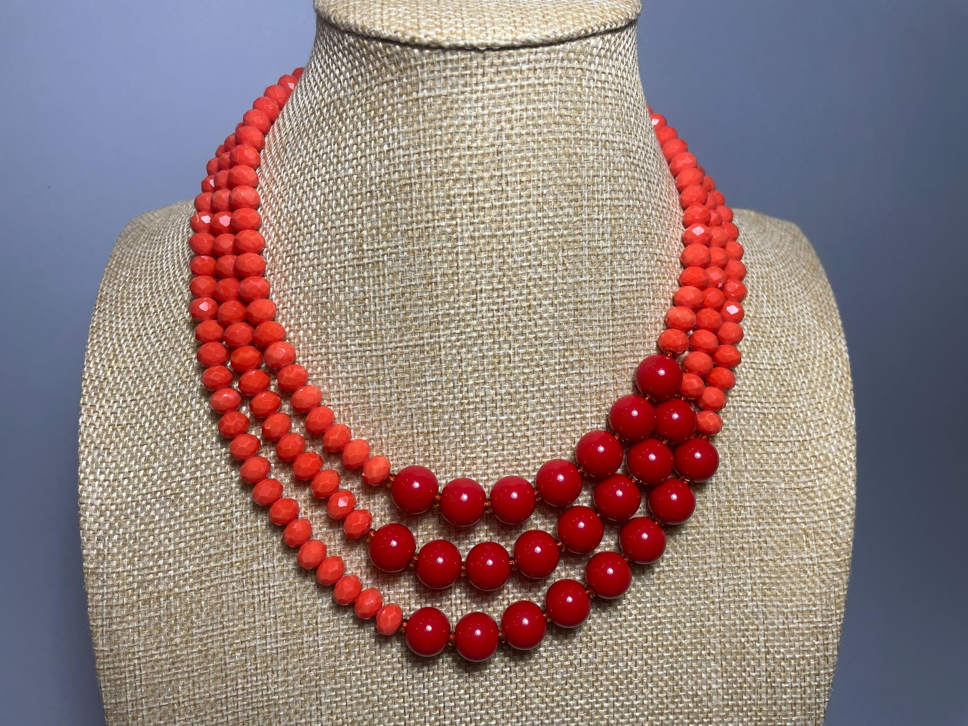 Collana multifilo, collana bicolore, perle di resina e di cristallo sui toni del rosso e arancio, collana di tendenza, regalo per lei. "