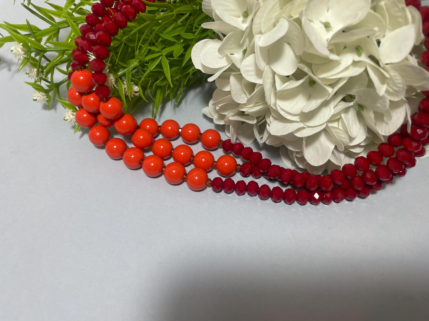 Collana bicolore, collana multifilo, con perle di resina e di cristallo sui toni del rosso e arancio, collana di tendenza, regalo per lei. "