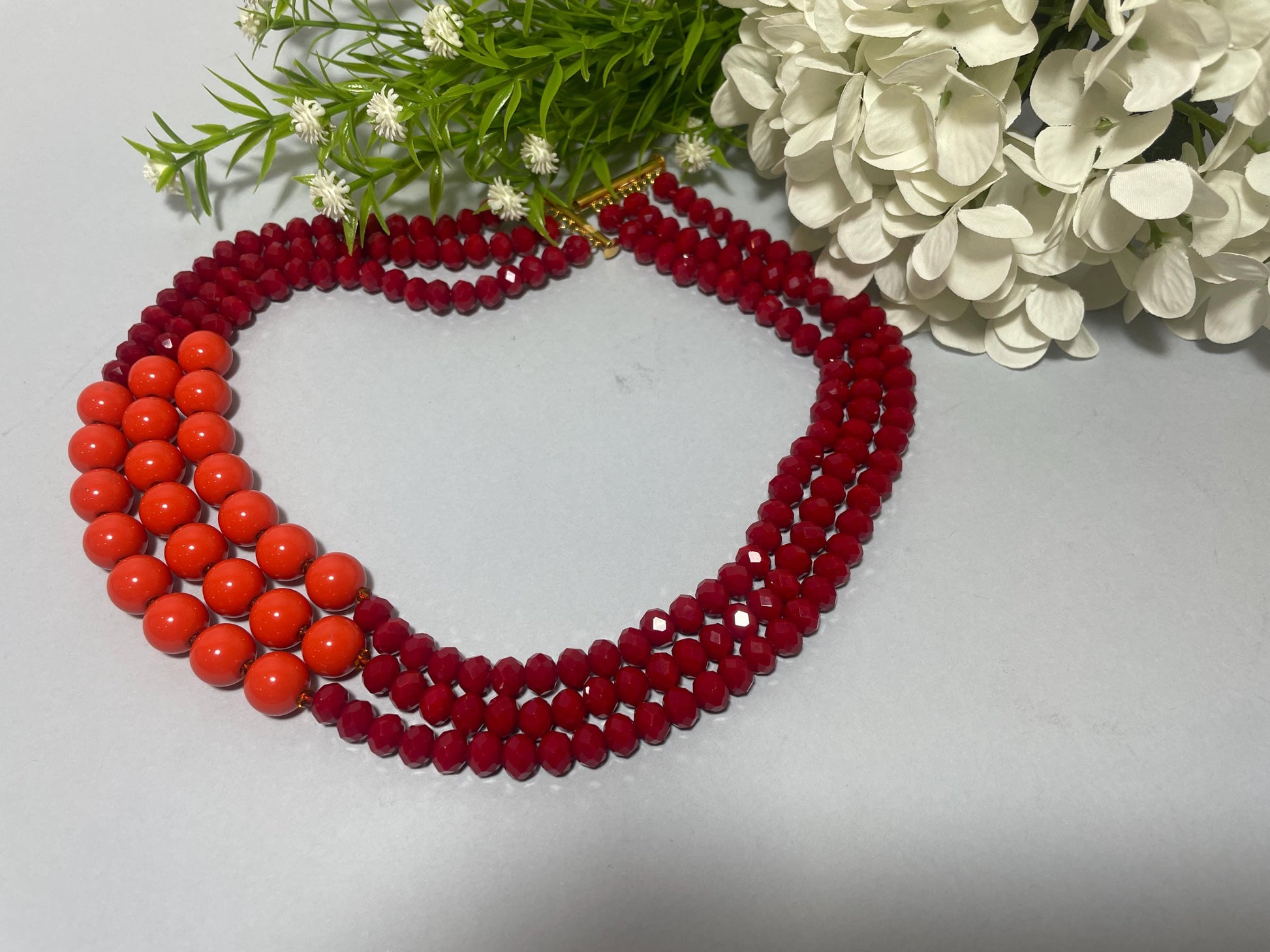 Collana bicolore, collana multifilo, con perle di resina e di cristallo sui toni del rosso e arancio, collana di tendenza, regalo per lei. "